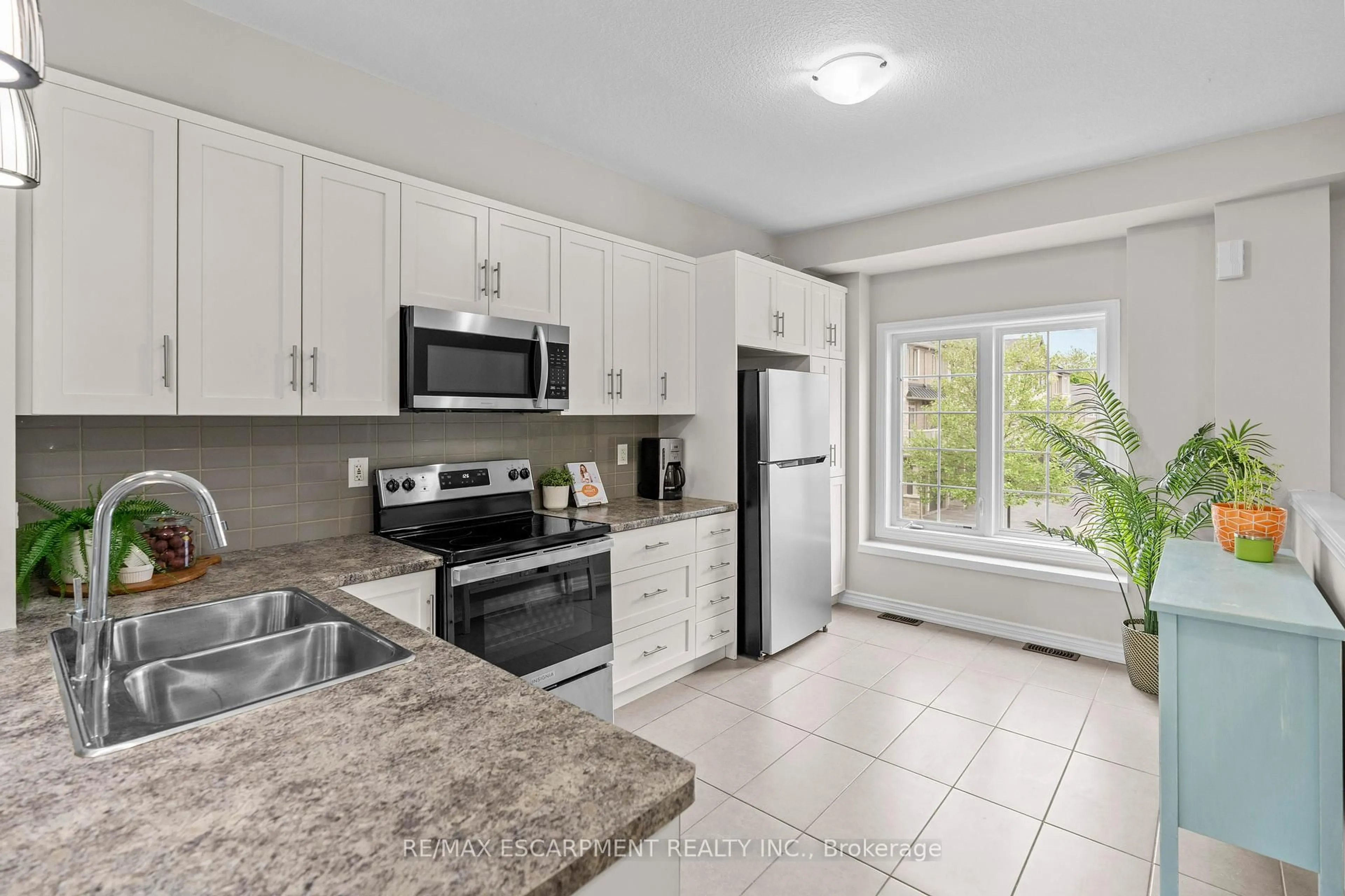 Open concept kitchen, ceramic/tile floor for 215 Dundas St #53, Hamilton Ontario L8B 0X1
