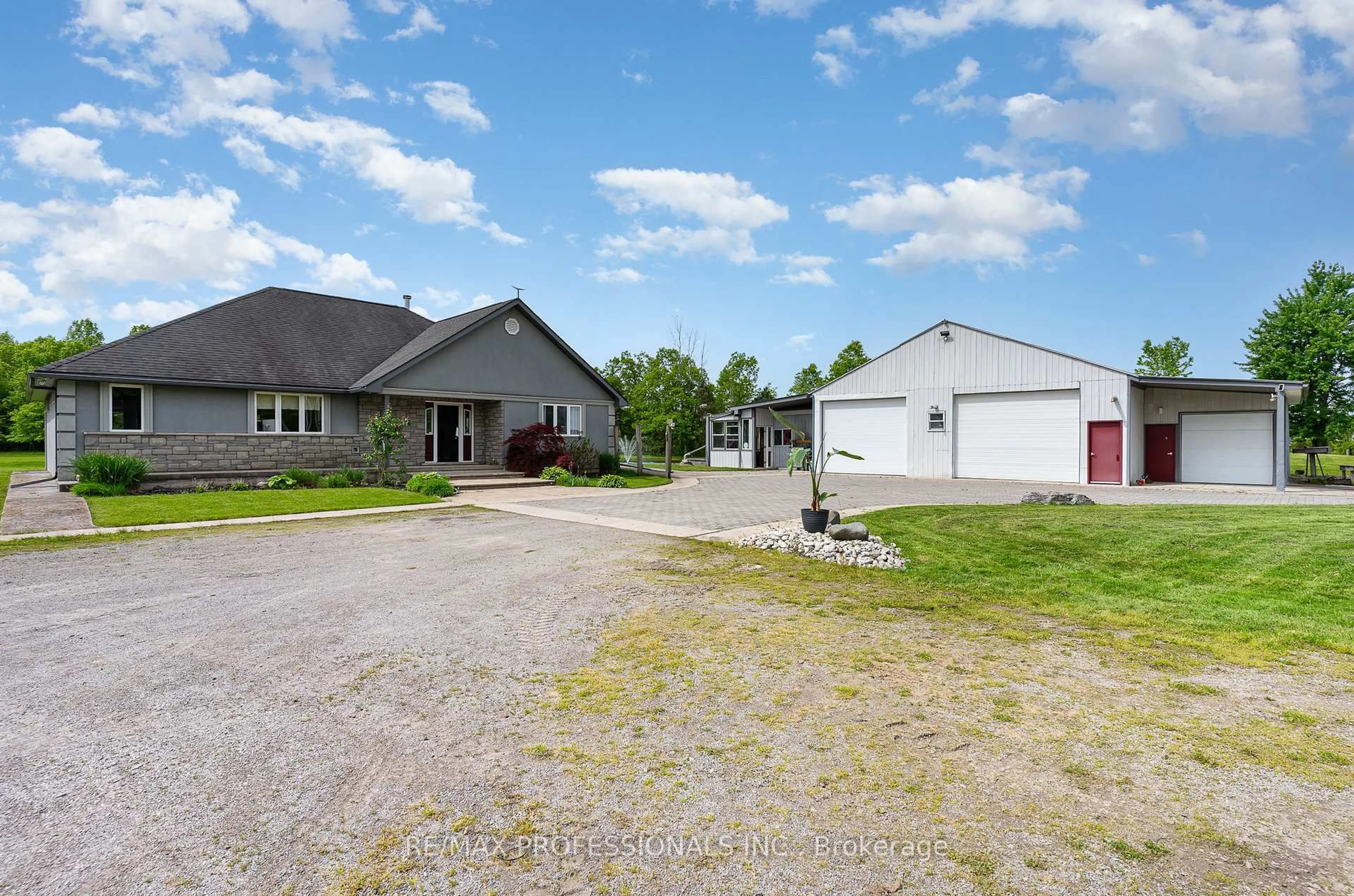 A pic from outside/outdoor area/front of a property/back of a property/a pic from drone, street for 1961 Townline Rd, Fort Erie Ontario L0S 1S0
