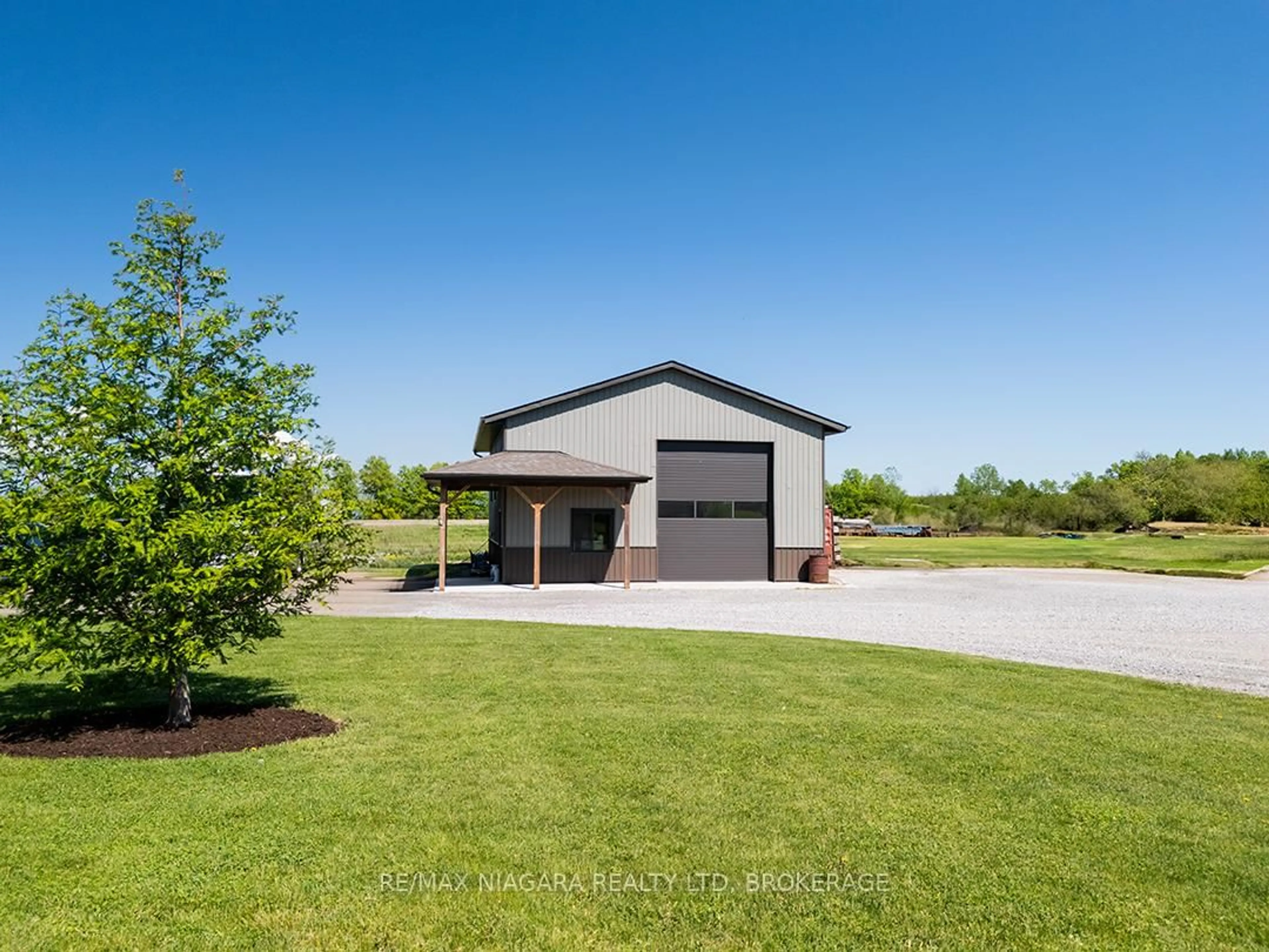 Indoor garage for 50765 Lambert Rd, Wainfleet Ontario L3B 5N6