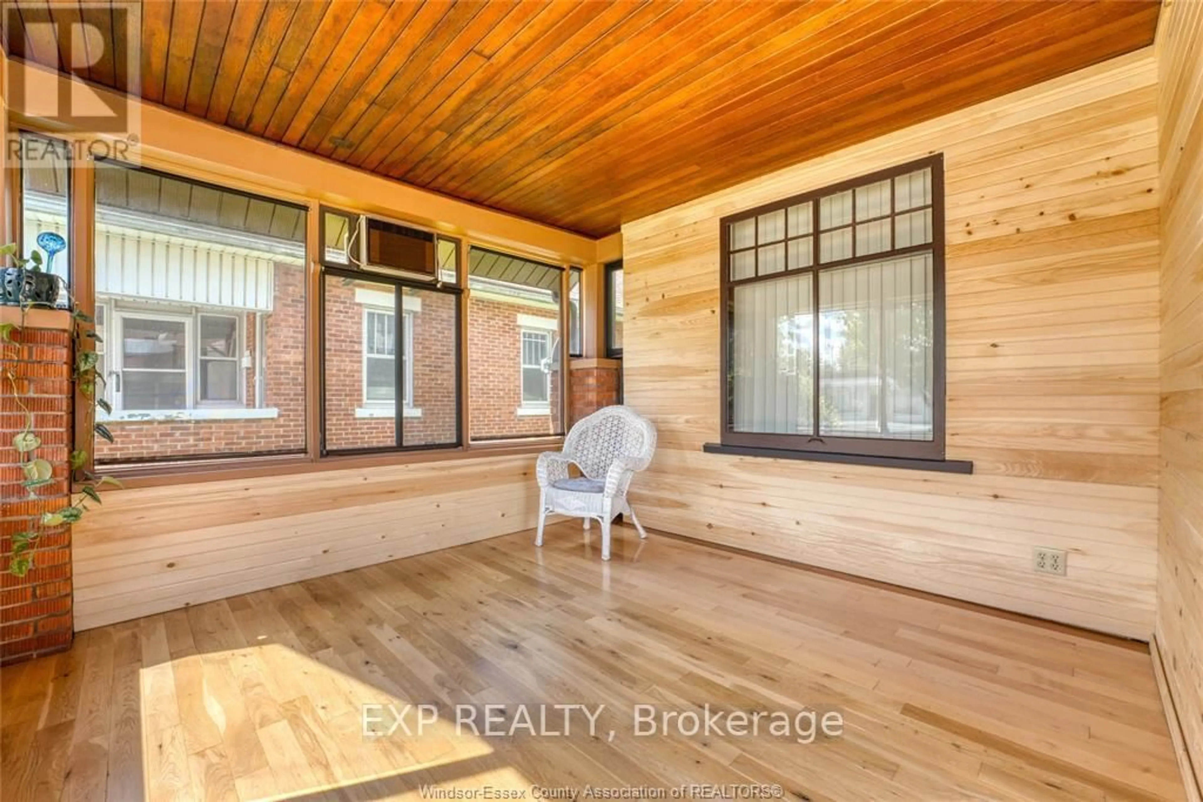 Indoor entryway for 117 Erie St, Leamington Ontario N8H 3B5