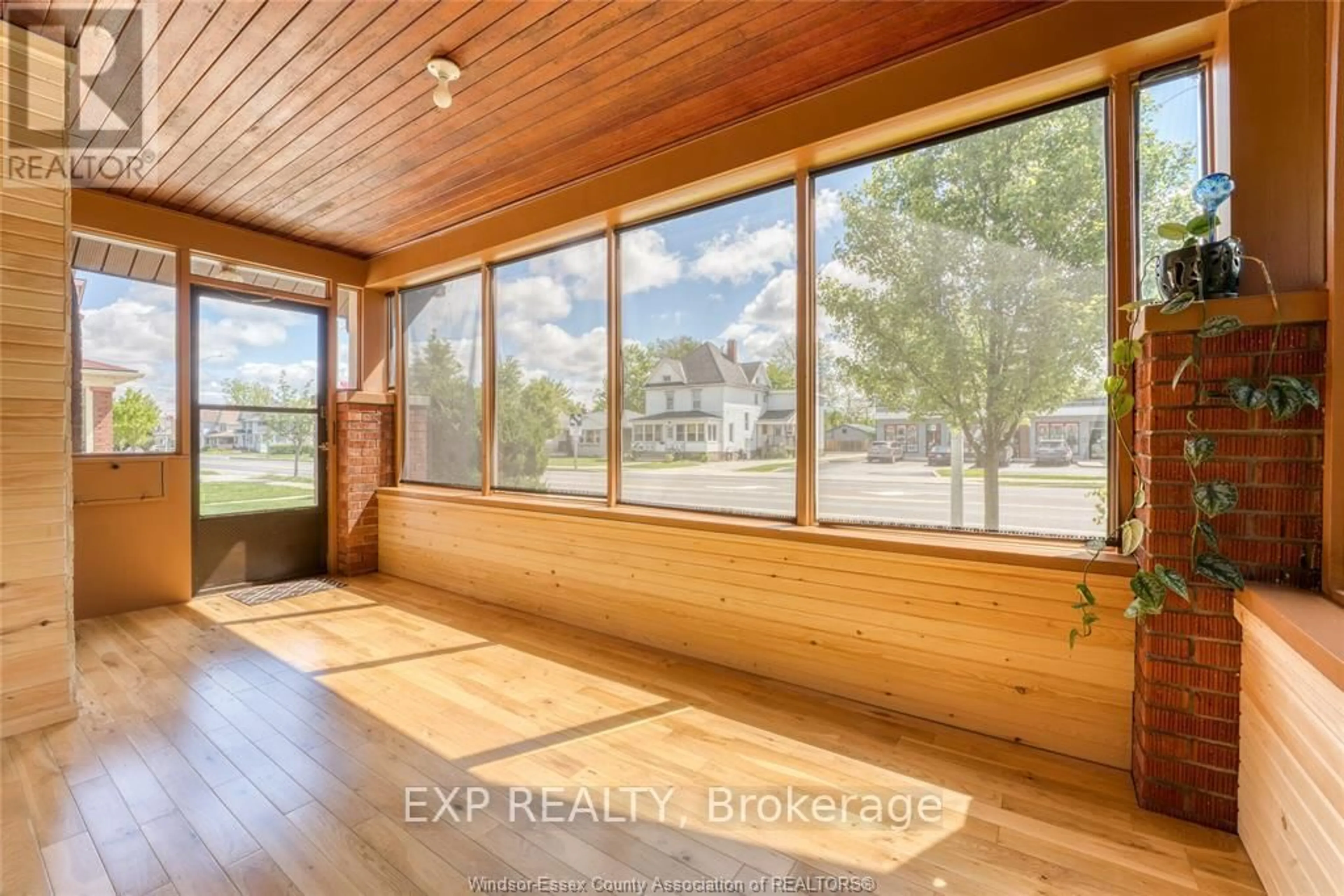 Indoor entryway for 117 Erie St, Leamington Ontario N8H 3B5