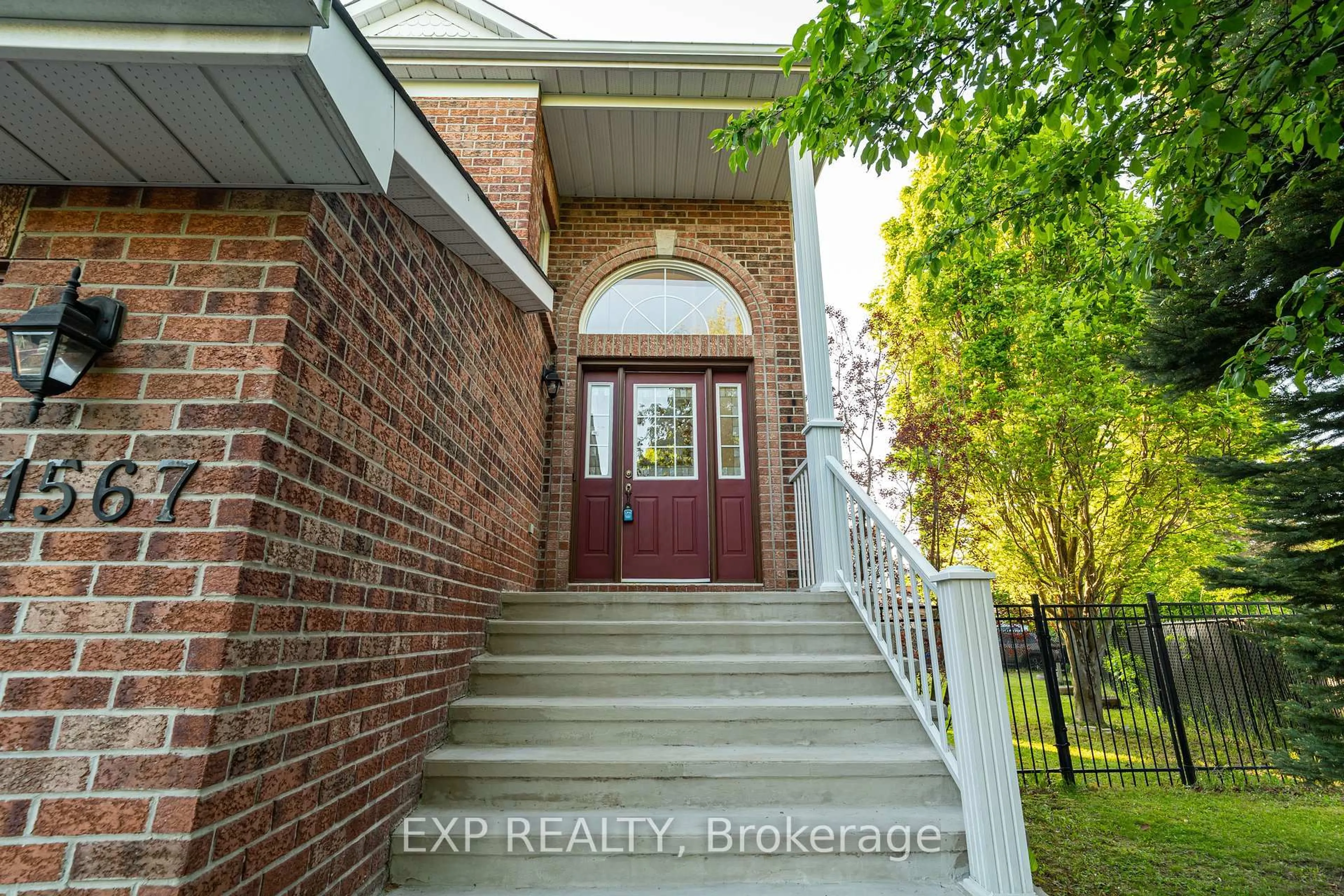 Indoor entryway for 1567 Rumford Dr, Ottawa Ontario K4A 4C1