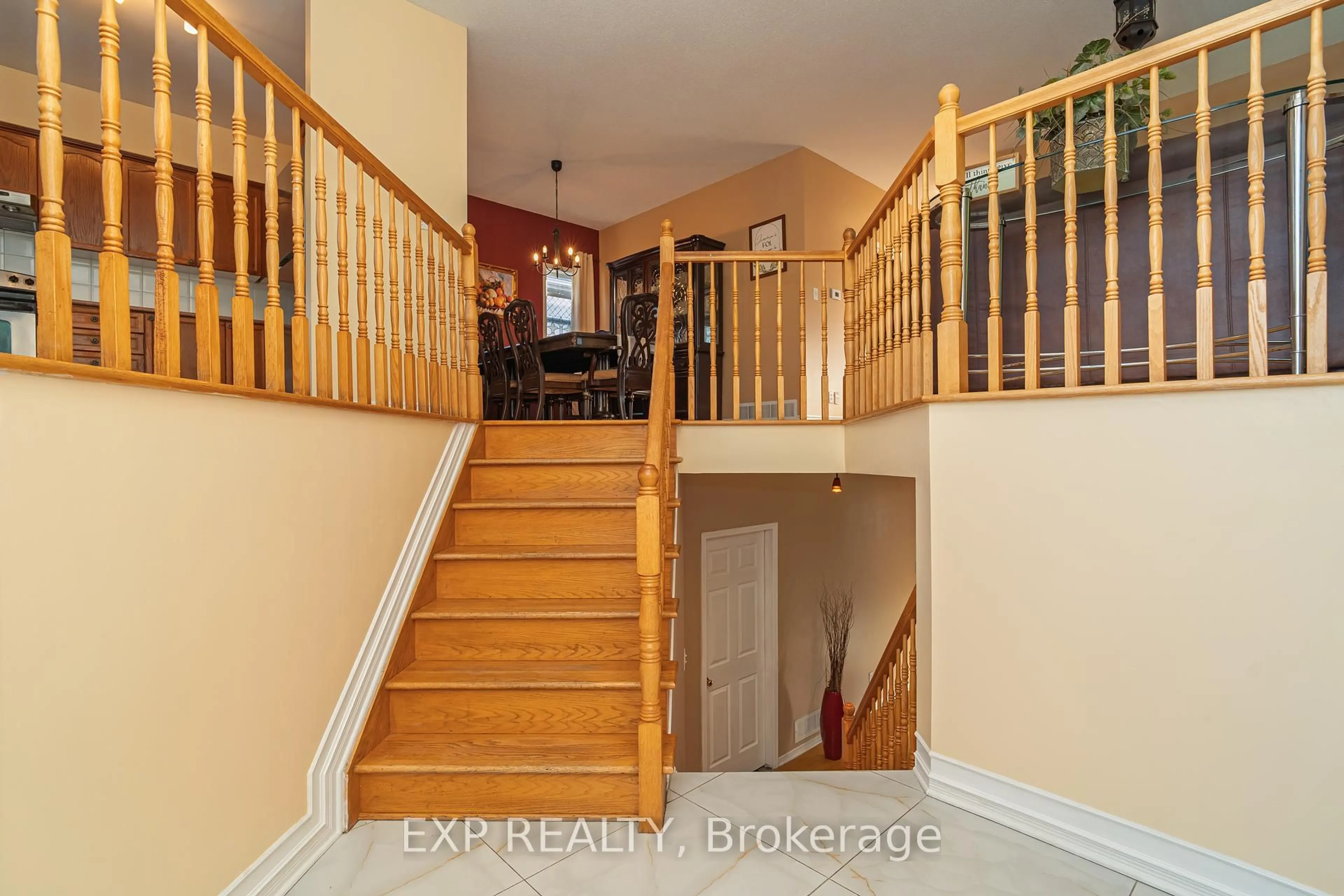 Indoor entryway for 1567 Rumford Dr, Ottawa Ontario K4A 4C1