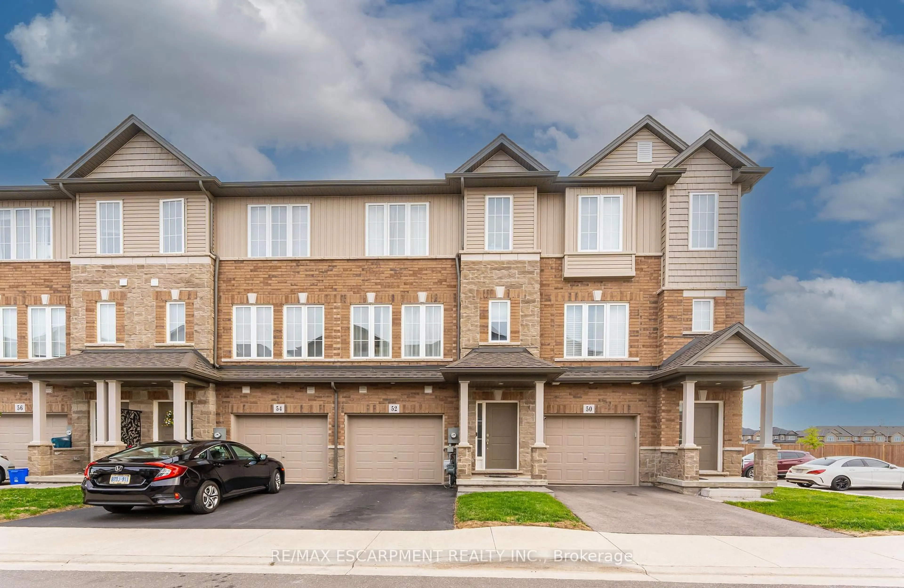 A pic from outside/outdoor area/front of a property/back of a property/a pic from drone, street for 52 AQUARIUS Cres, Hamilton Ontario L8J 3H5