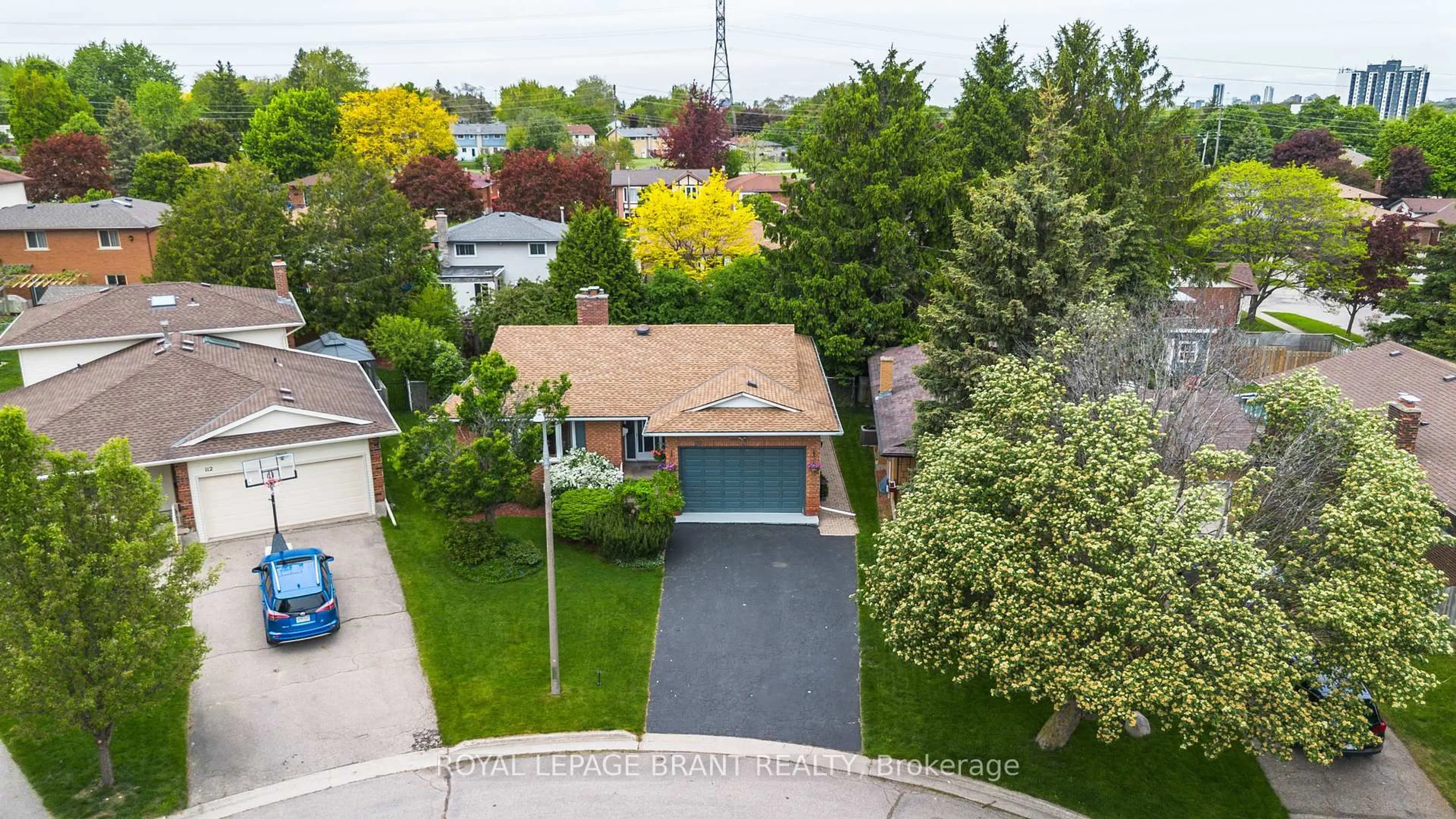 A pic from outside/outdoor area/front of a property/back of a property/a pic from drone, street for 110 Albion Crt, Kitchener Ontario N2E 2N3