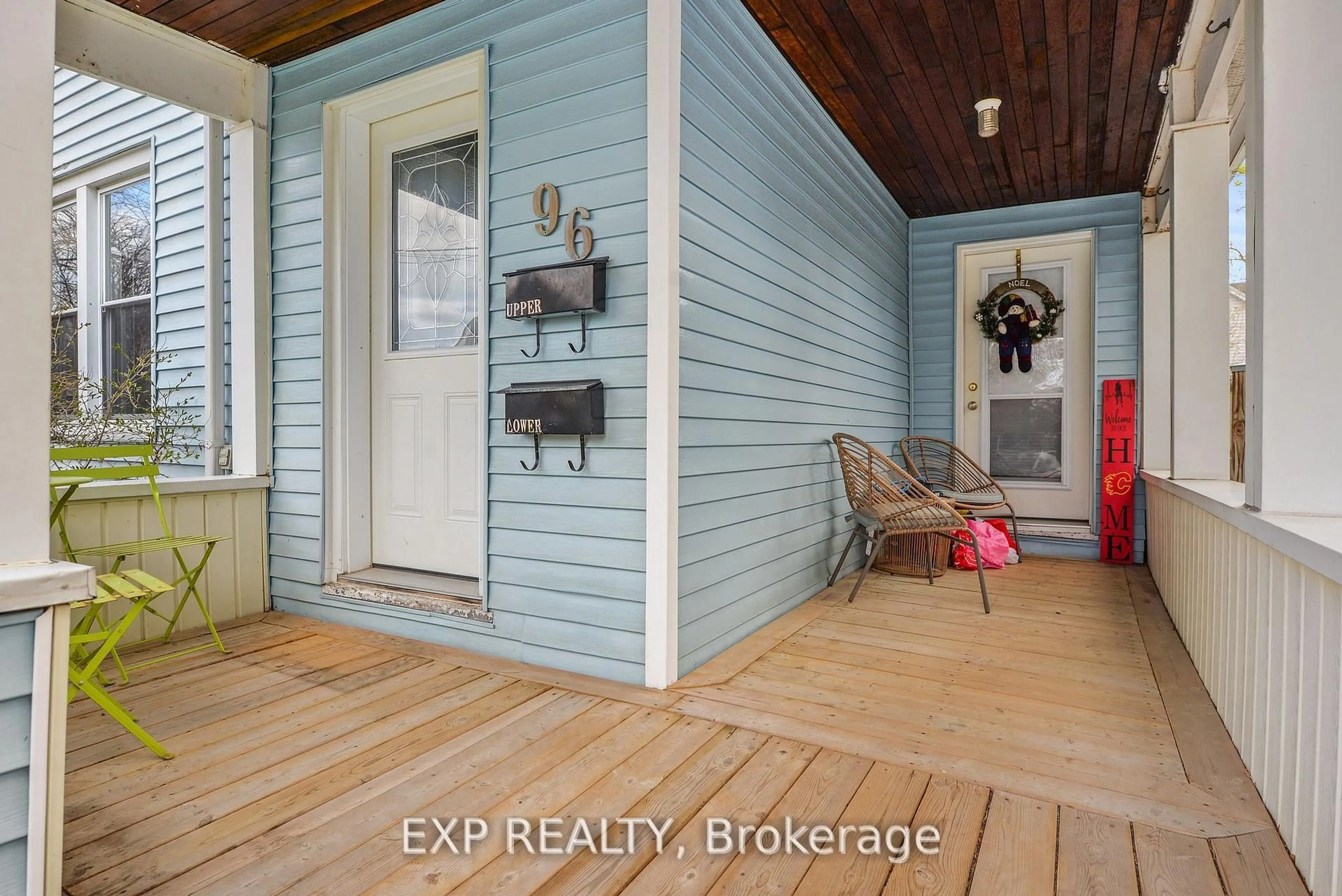 Indoor entryway for 96 York St, St. Catharines Ontario L2R 6E2