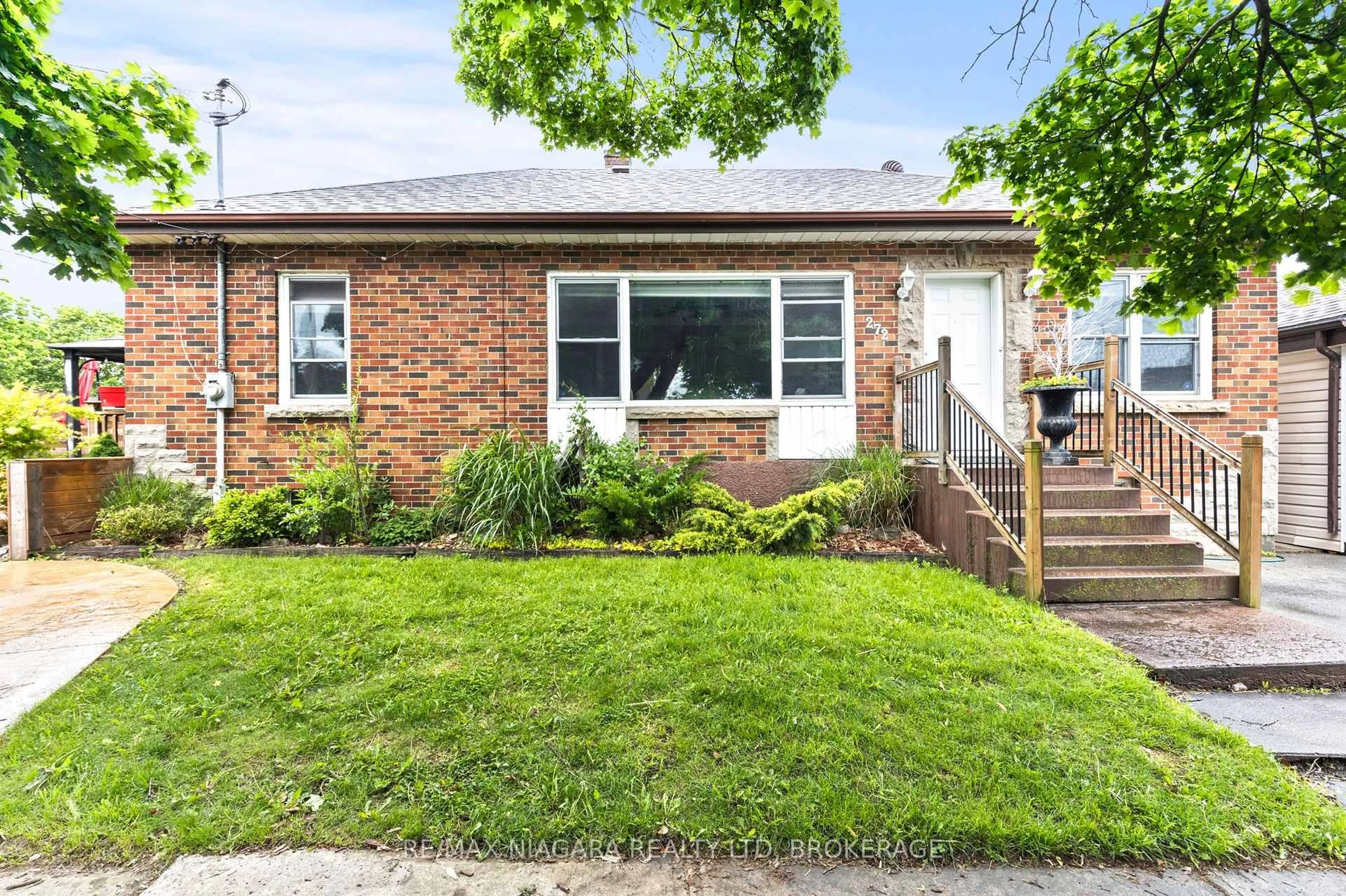 Home with brick exterior material, street for 272 Wallace Ave, Welland Ontario L3B 1R6