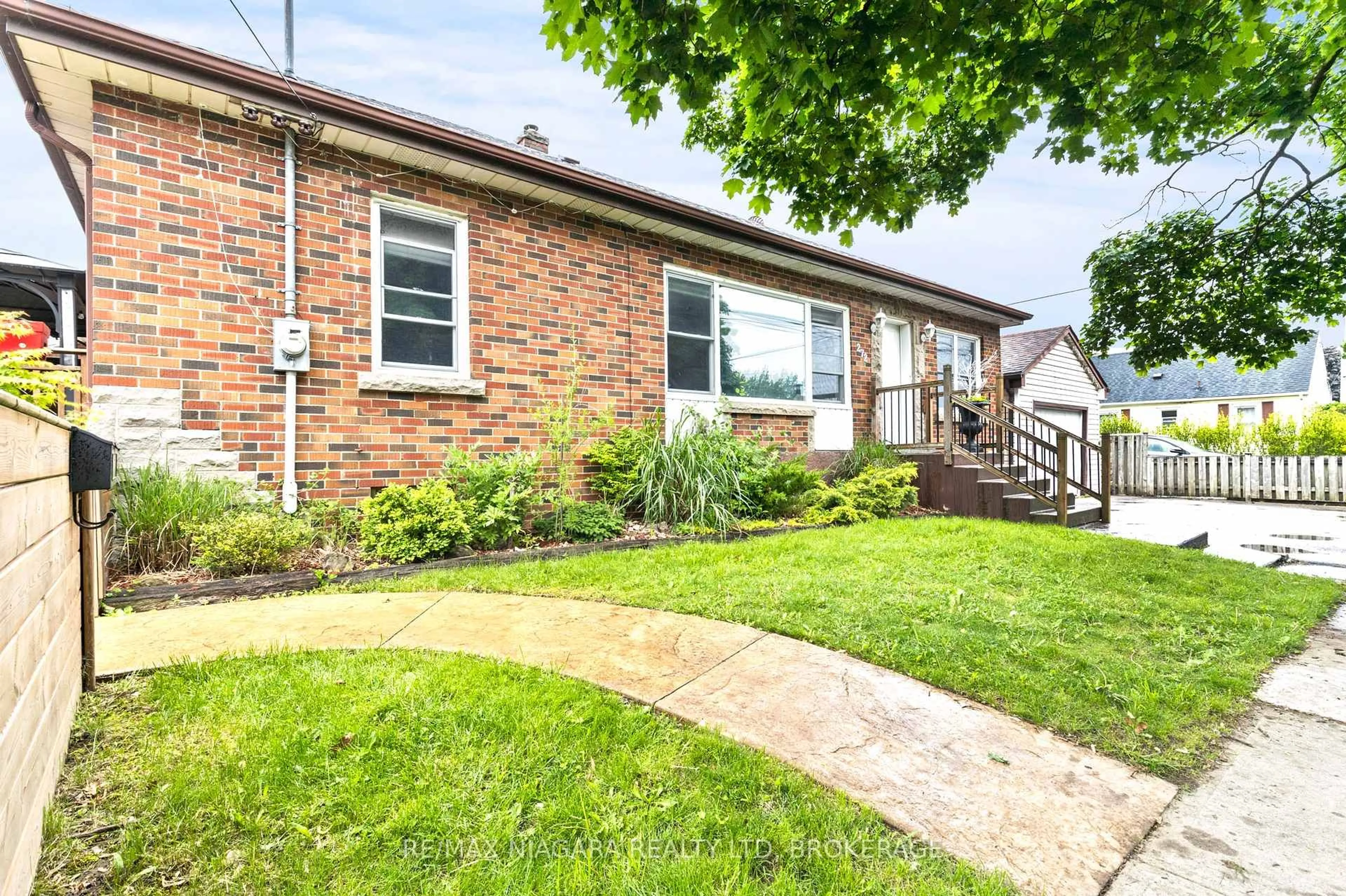 Home with brick exterior material, street for 272 Wallace Ave, Welland Ontario L3B 1R6