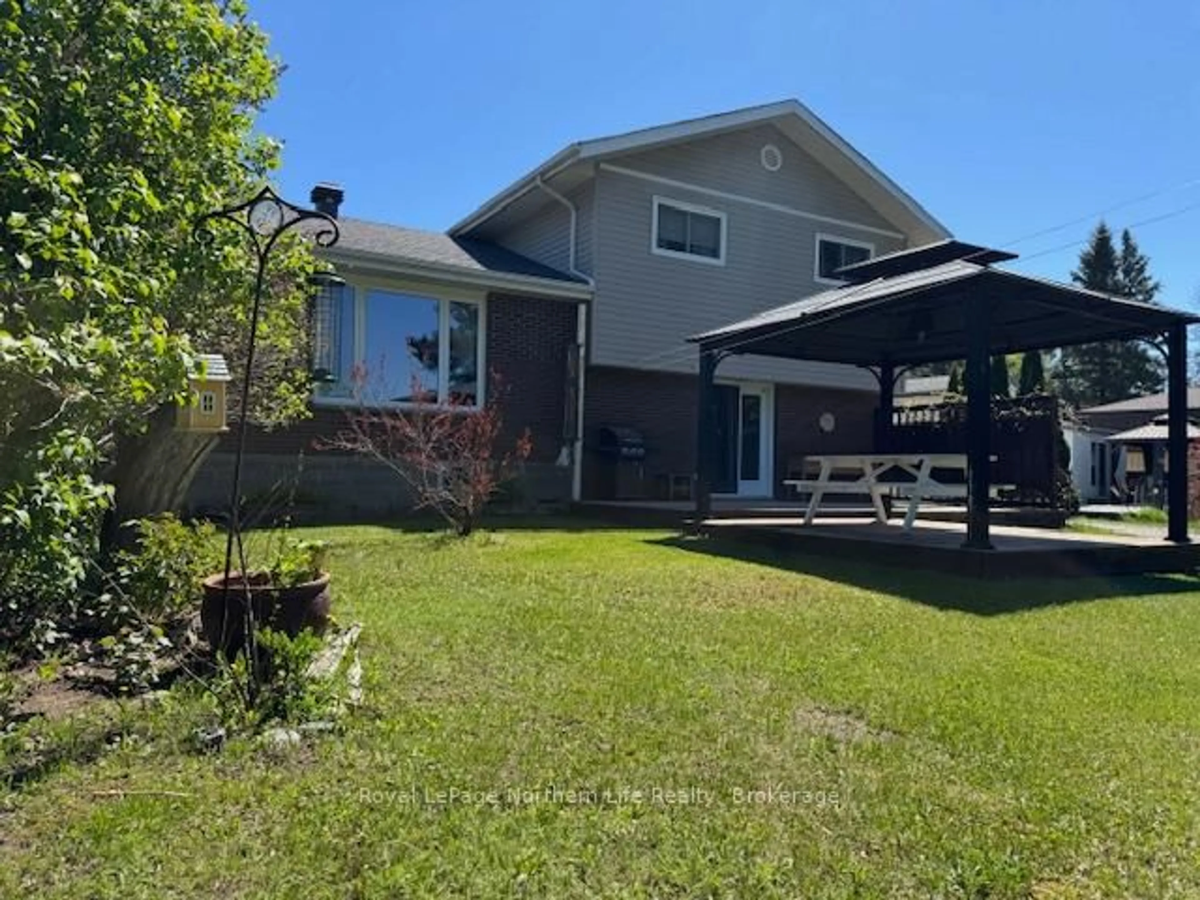 A pic from outside/outdoor area/front of a property/back of a property/a pic from drone, unknown for 1054 Evansville Dr, West Nipissing Ontario P2B 2K4