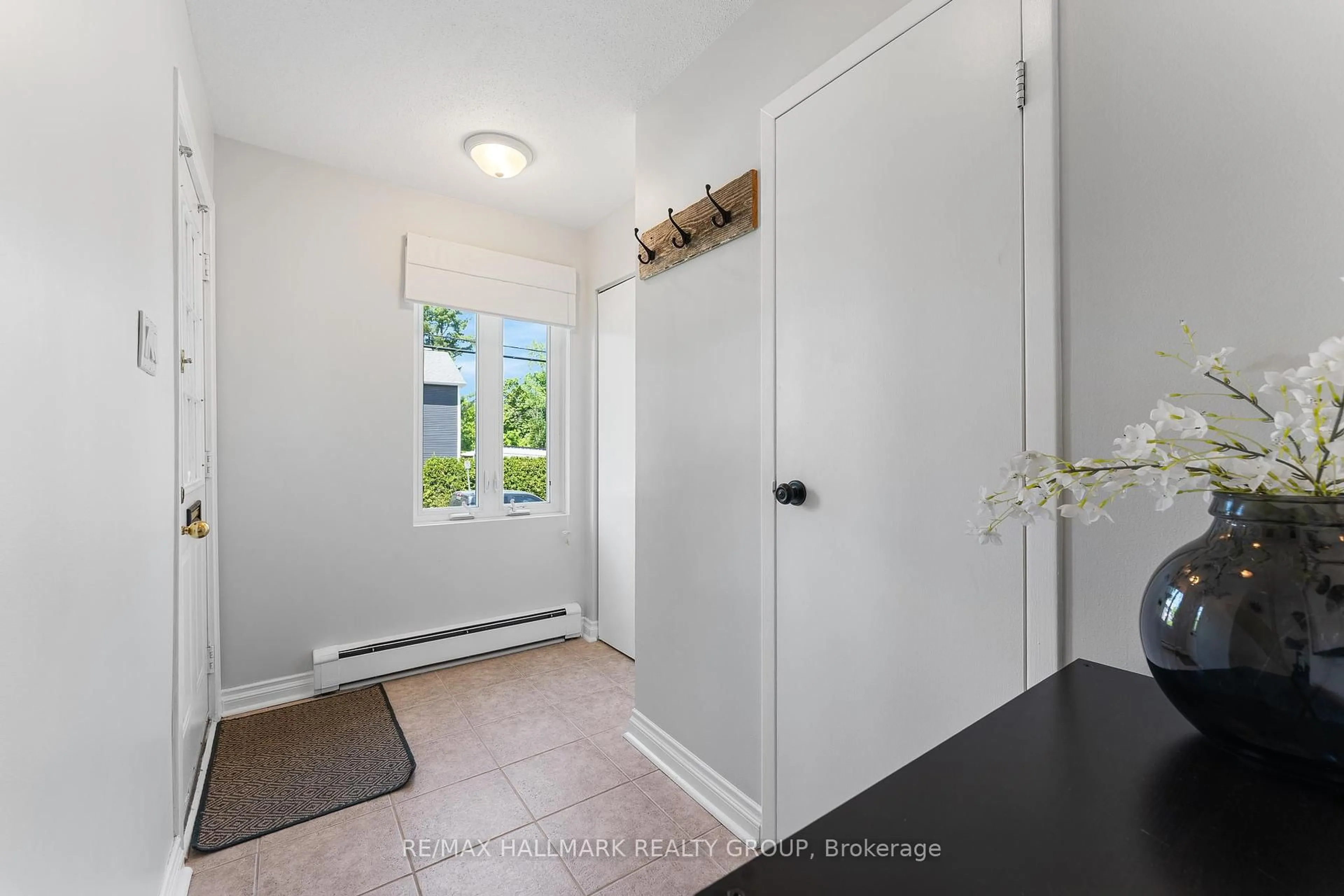 Indoor entryway for 1158 Blasdell Ave, Ottawa Ontario K1K 0C2