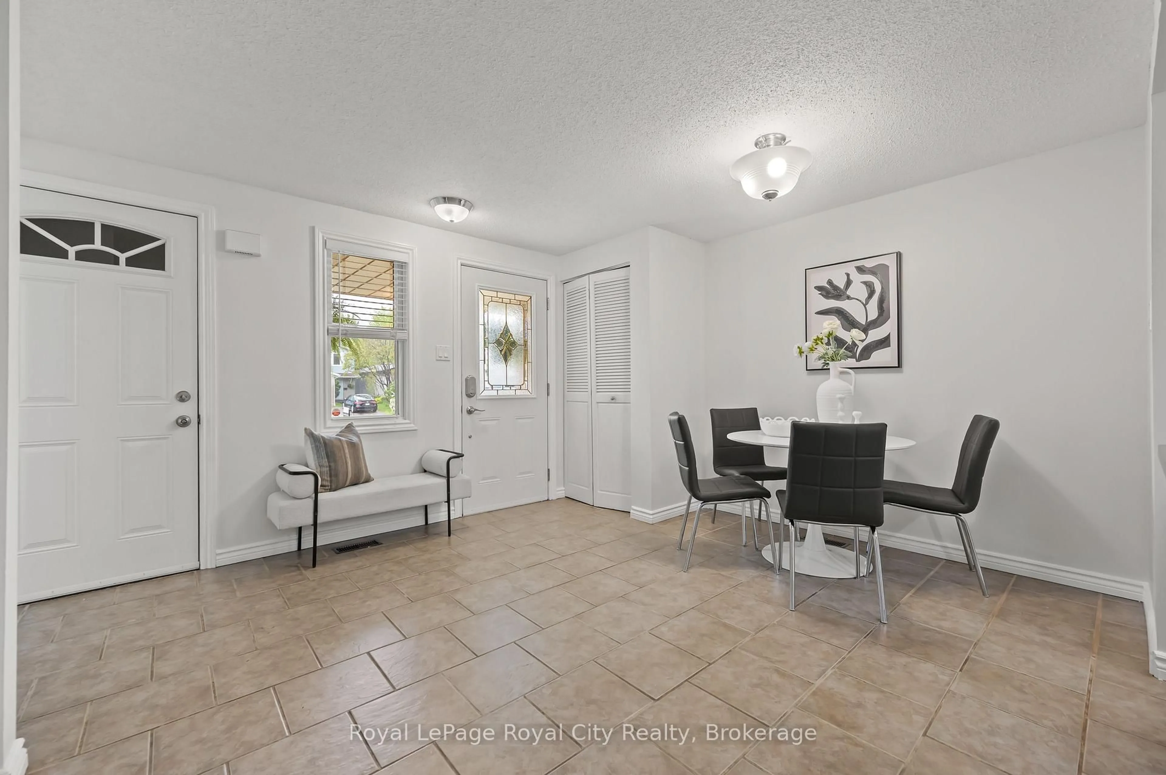Indoor entryway for 325 AUDEN Rd, Guelph Ontario N1E 6S4