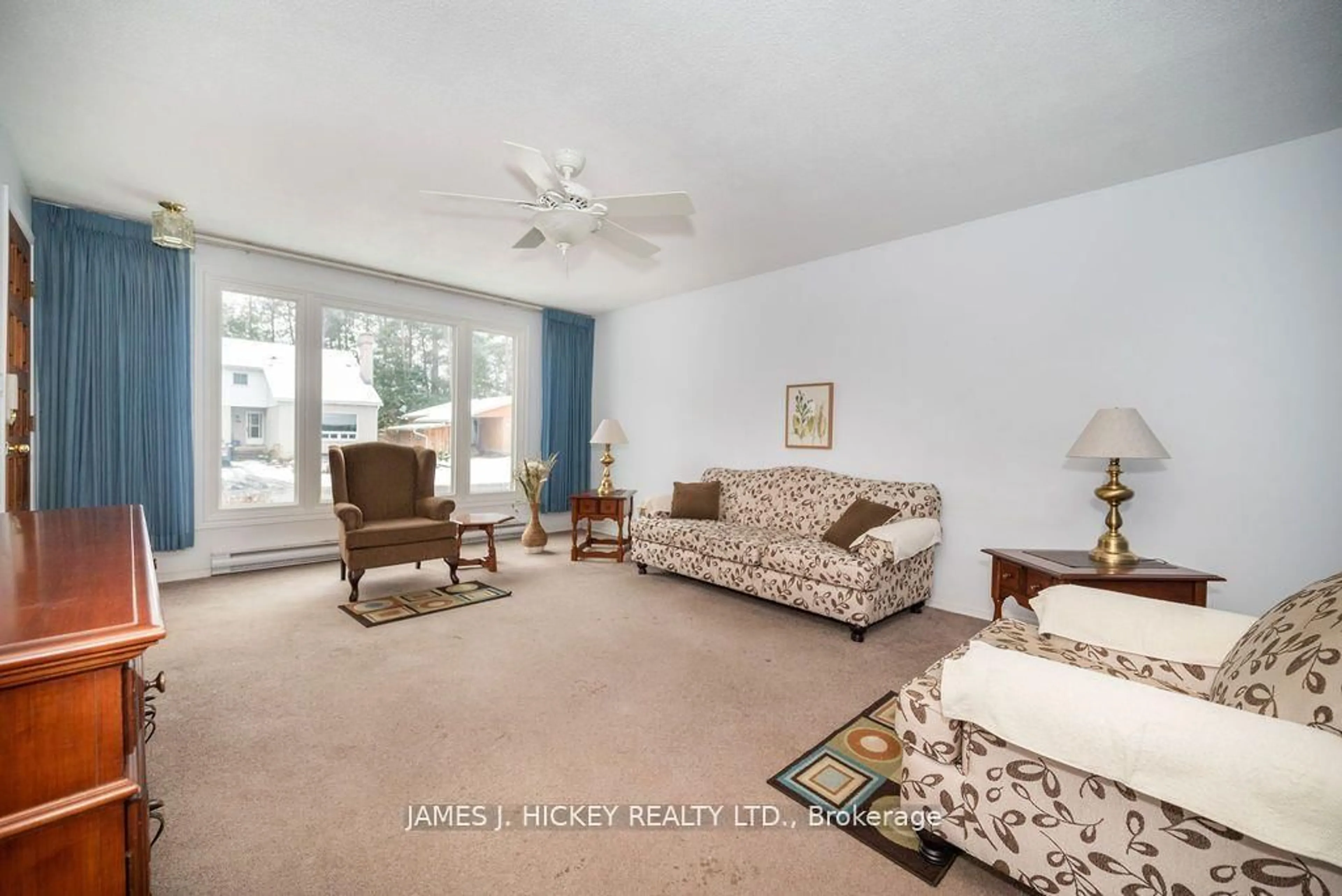 Living room with furniture, carpet floor for 11 Hammond Crt, Deep River Ontario K0J 1P0