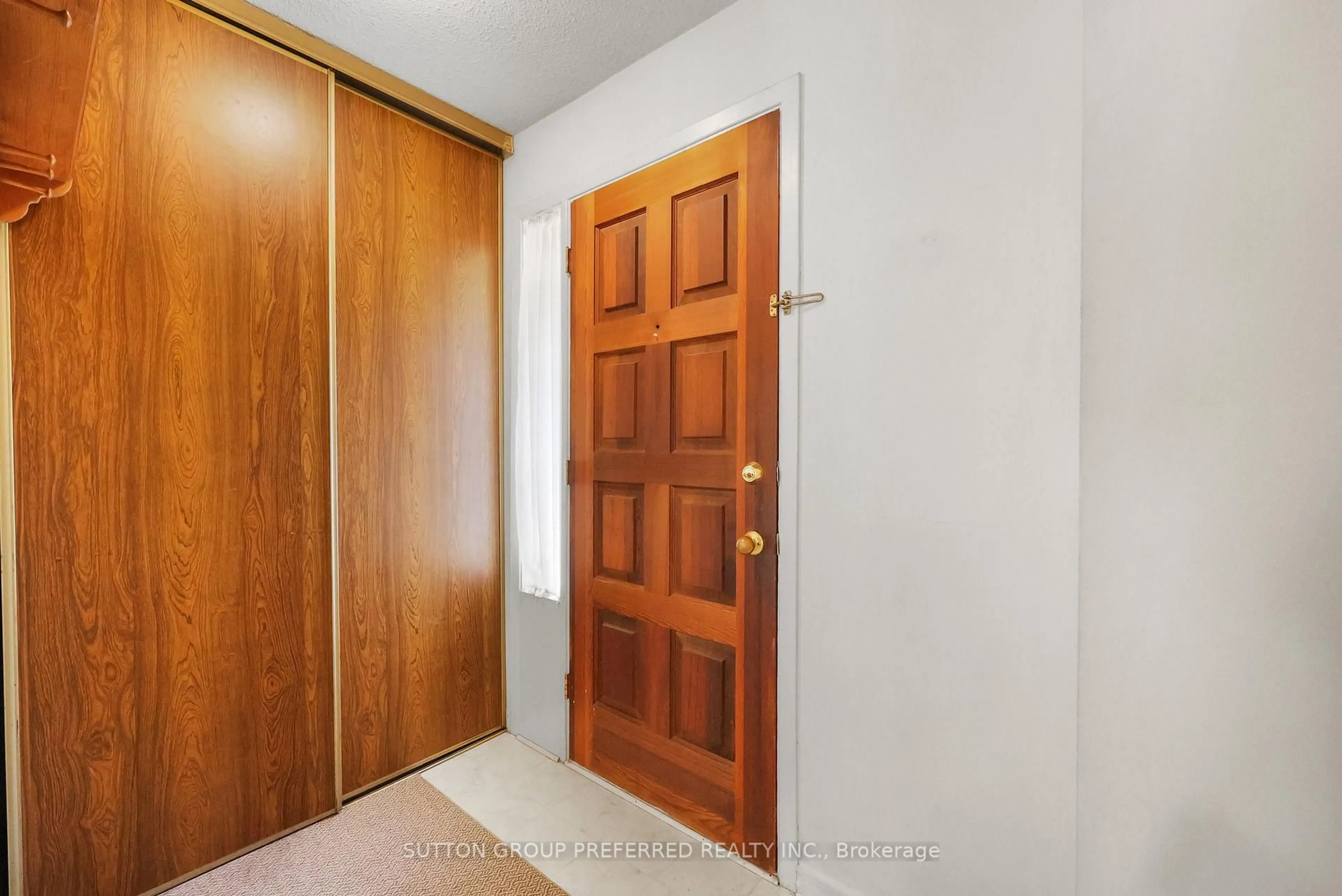 Indoor foyer for 700 Osgoode Dr #248, London South Ontario N6E 2H1