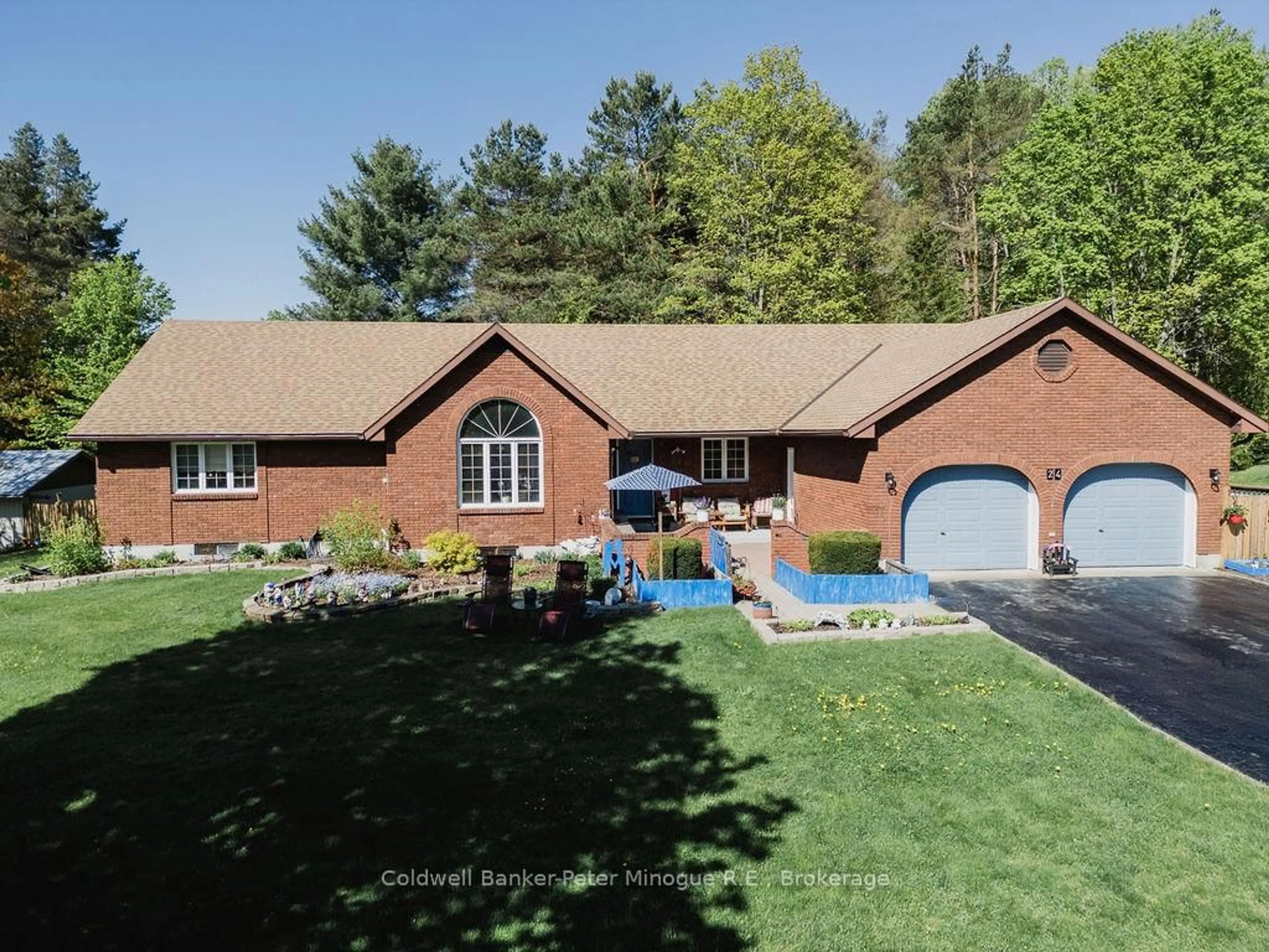 A pic from outside/outdoor area/front of a property/back of a property/a pic from drone, unknown for 24 MURRAY St, Sundridge Ontario P0A 1Z0