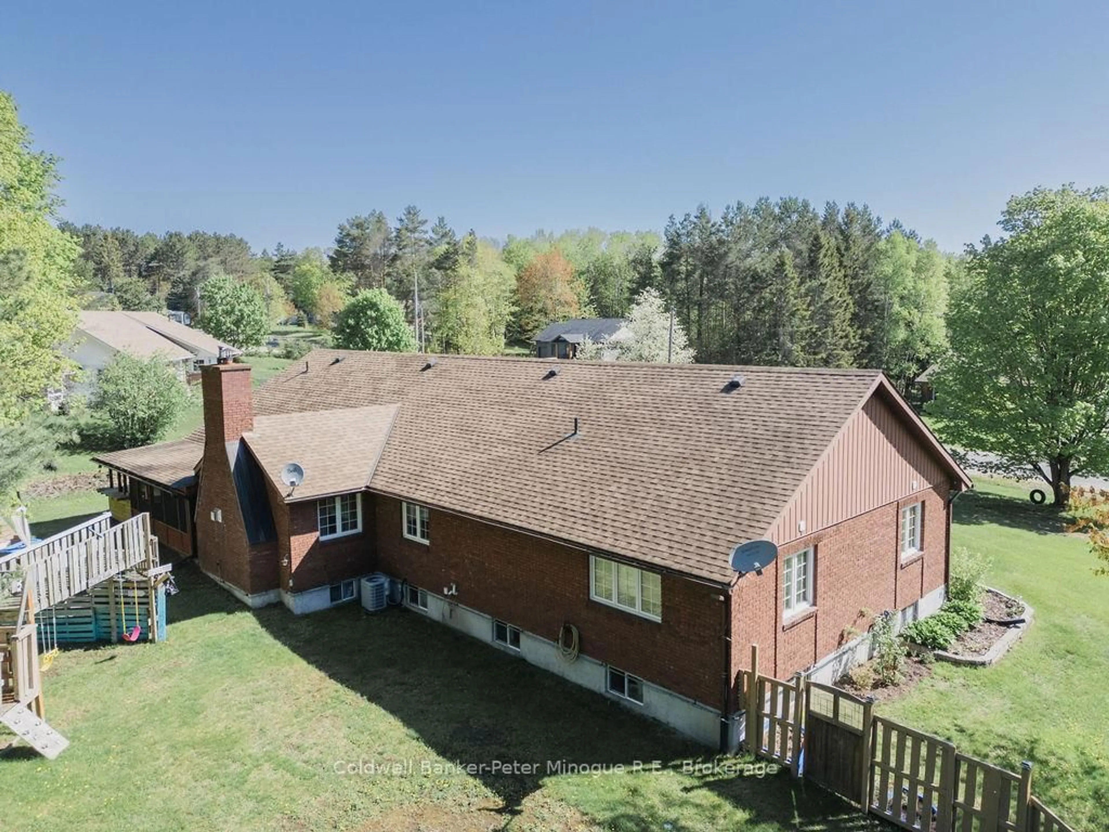 A pic from outside/outdoor area/front of a property/back of a property/a pic from drone, unknown for 24 MURRAY St, Sundridge Ontario P0A 1Z0
