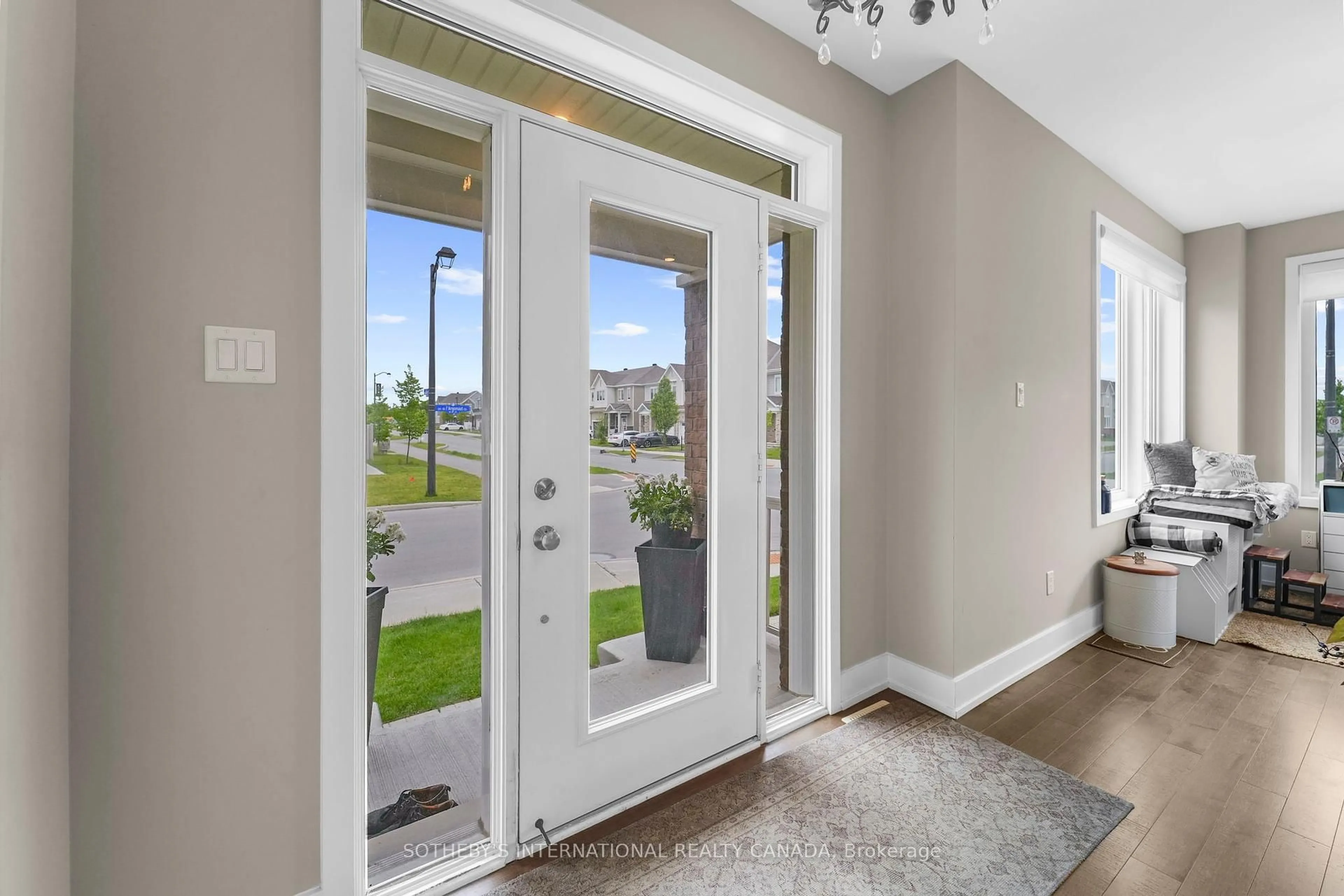 Indoor entryway for 324 Lamarche Ave, Ottawa Ontario K1W 0M9