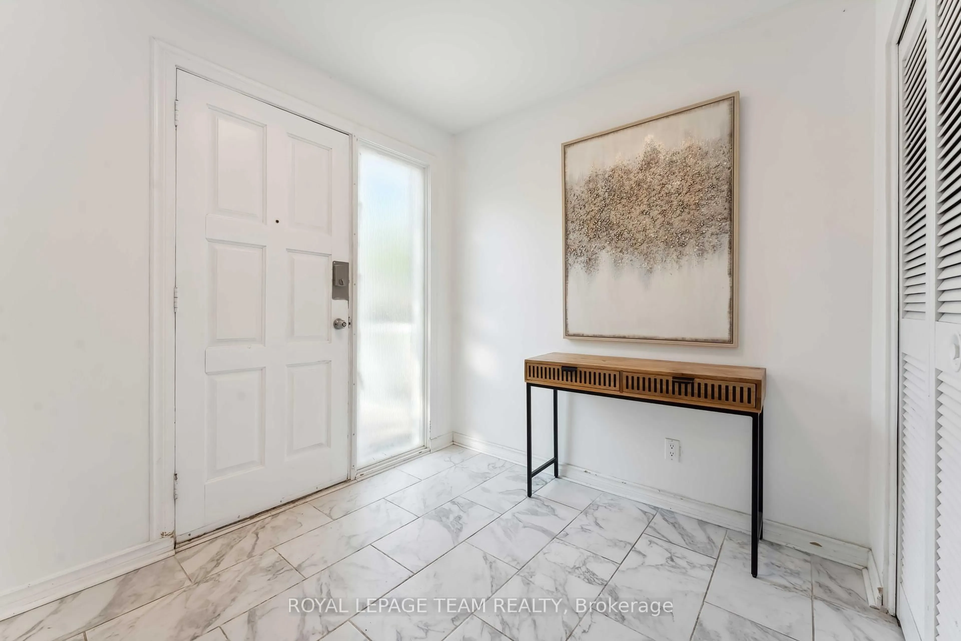 Indoor entryway for 2353 Georgina Dr, Ottawa Ontario K2B 7M6