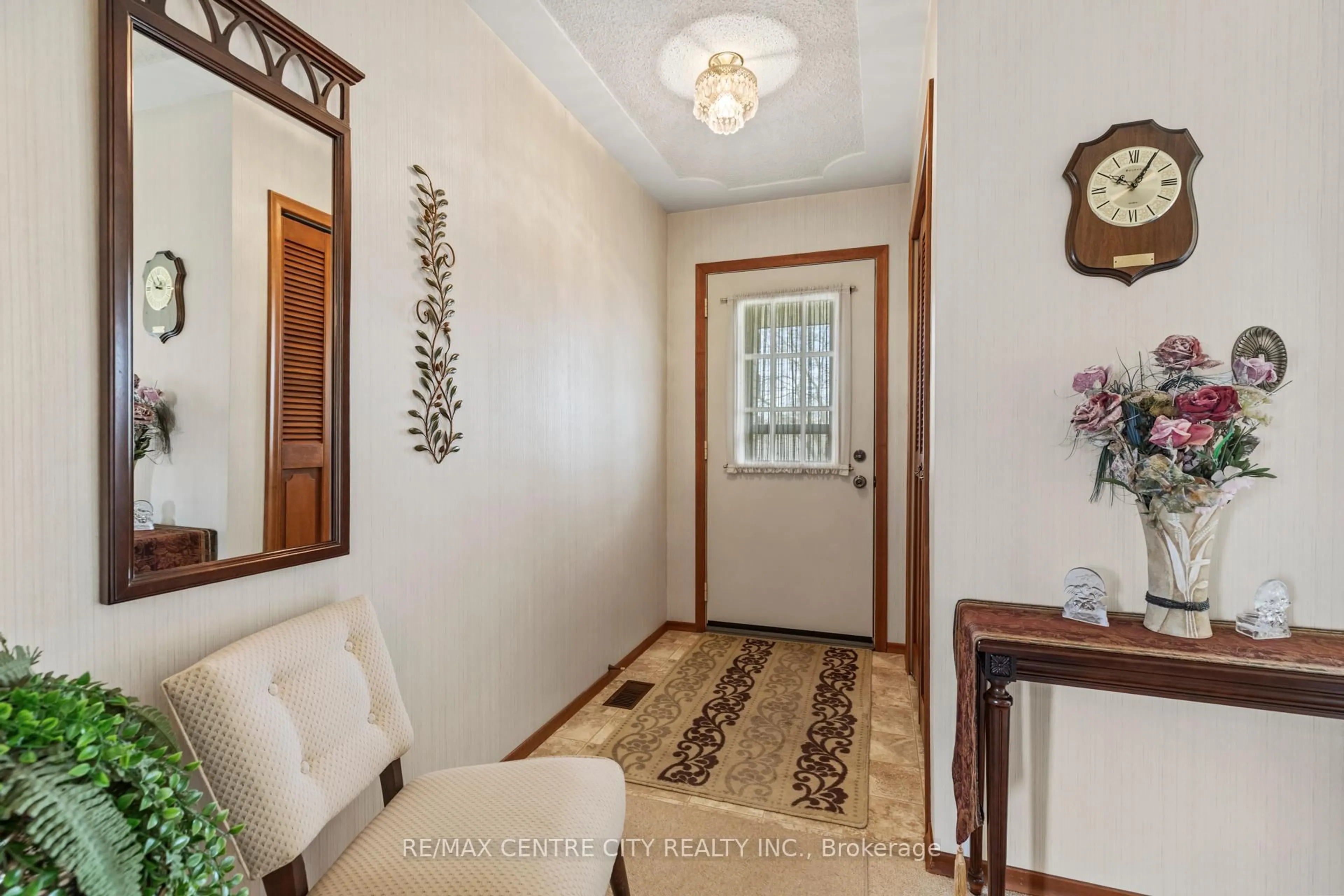 Indoor entryway for 464 Huron St, Warwick Ontario N0M 2S0