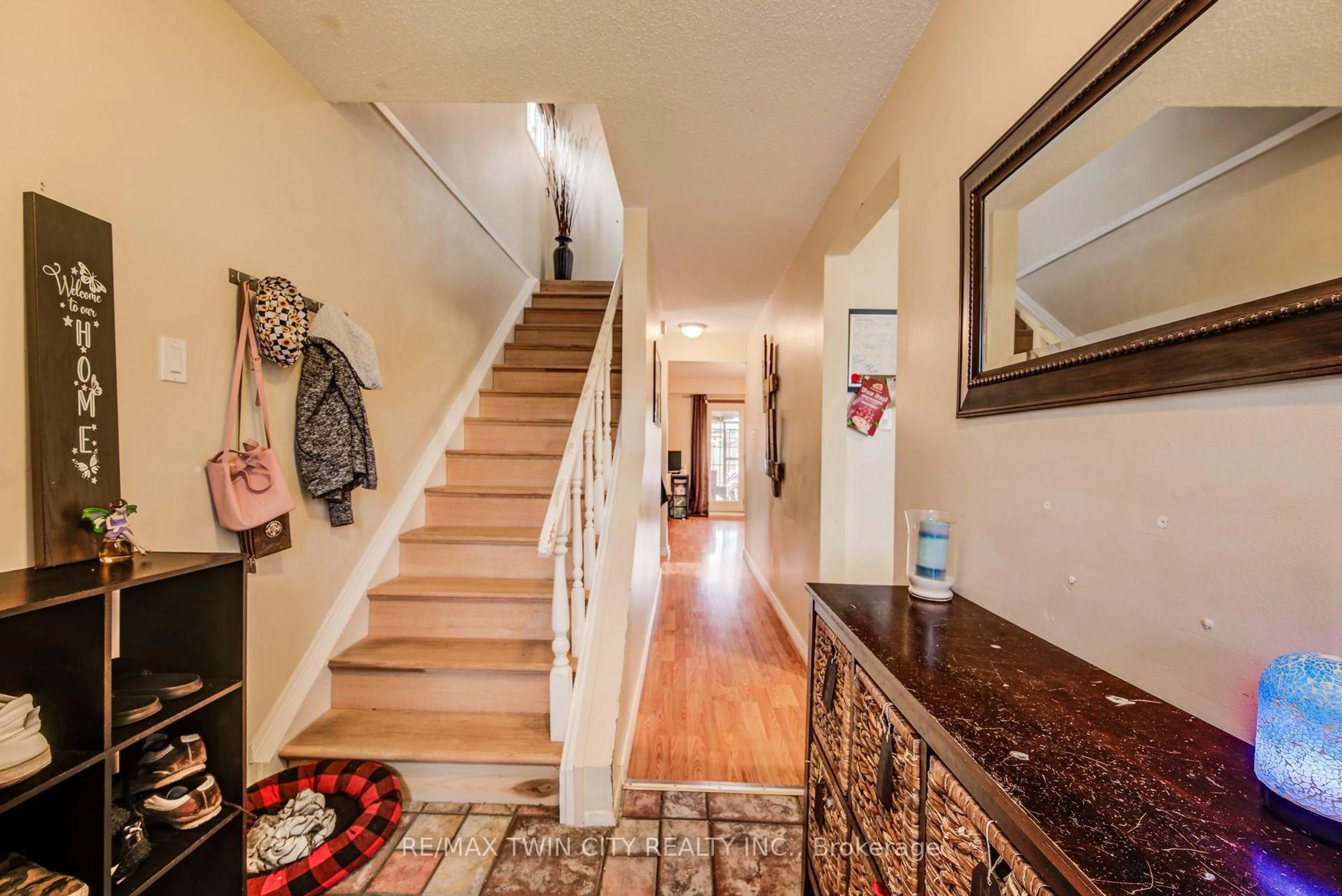 Indoor foyer for 27 Meadow Woods Cres, Kitchener Ontario N2N 1T3