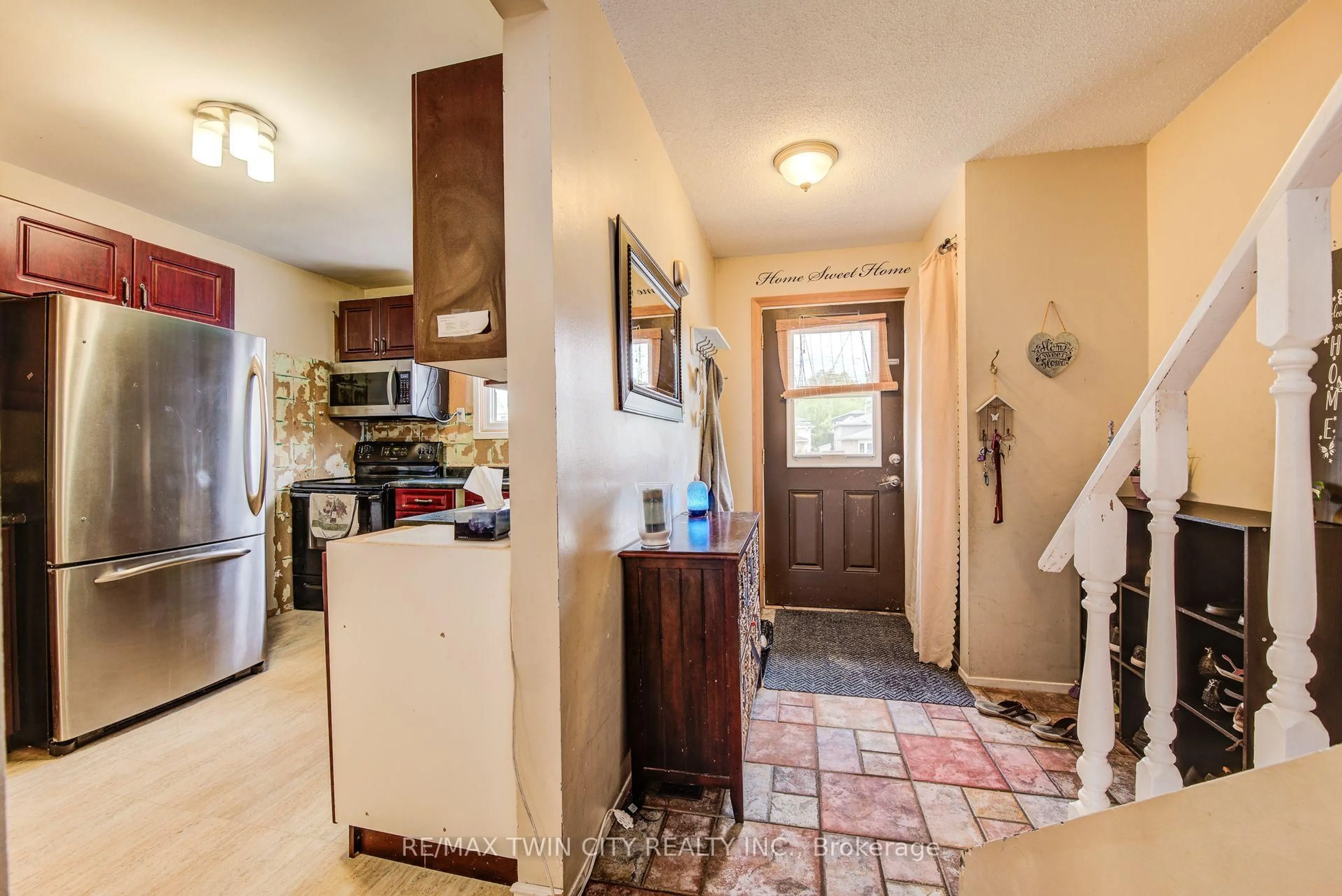 Indoor entryway for 27 Meadow Woods Cres, Kitchener Ontario N2N 1T3