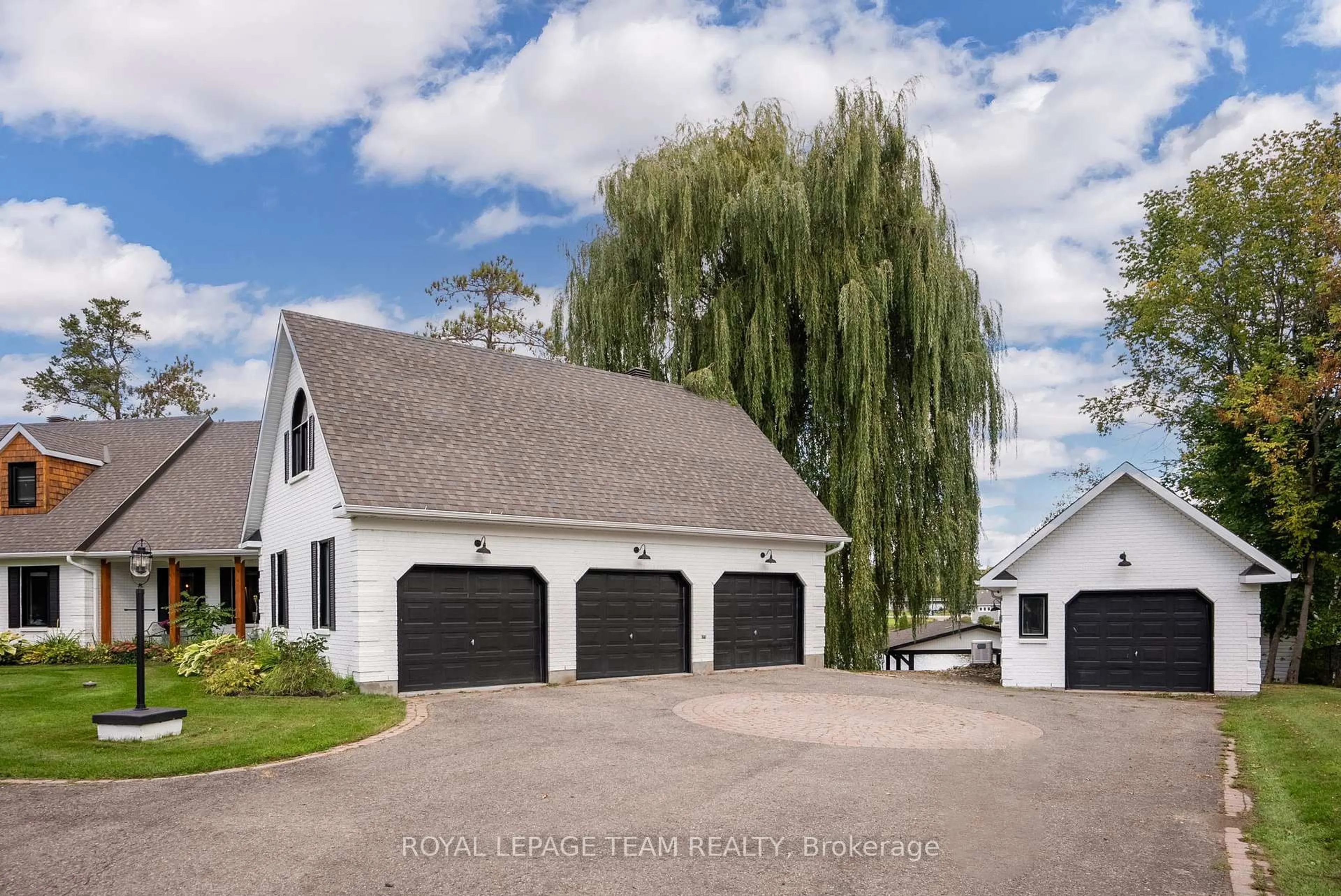 Indoor garage for 6087 James Bell Dr, Manotick Ontario K4M 1B3