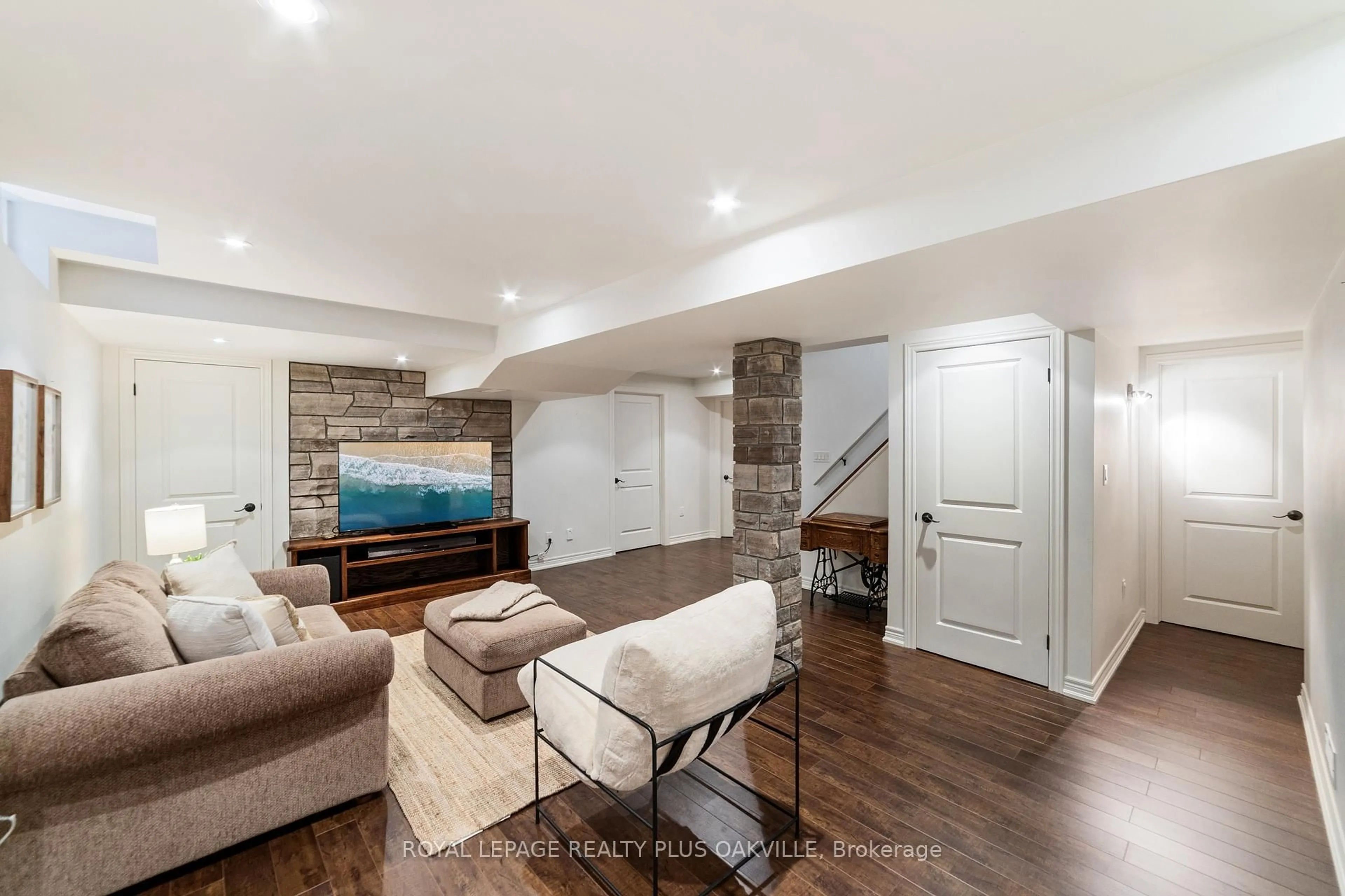 Living room with furniture, unknown for 42 Fellowes Cres, Hamilton Ontario L8B 0M3