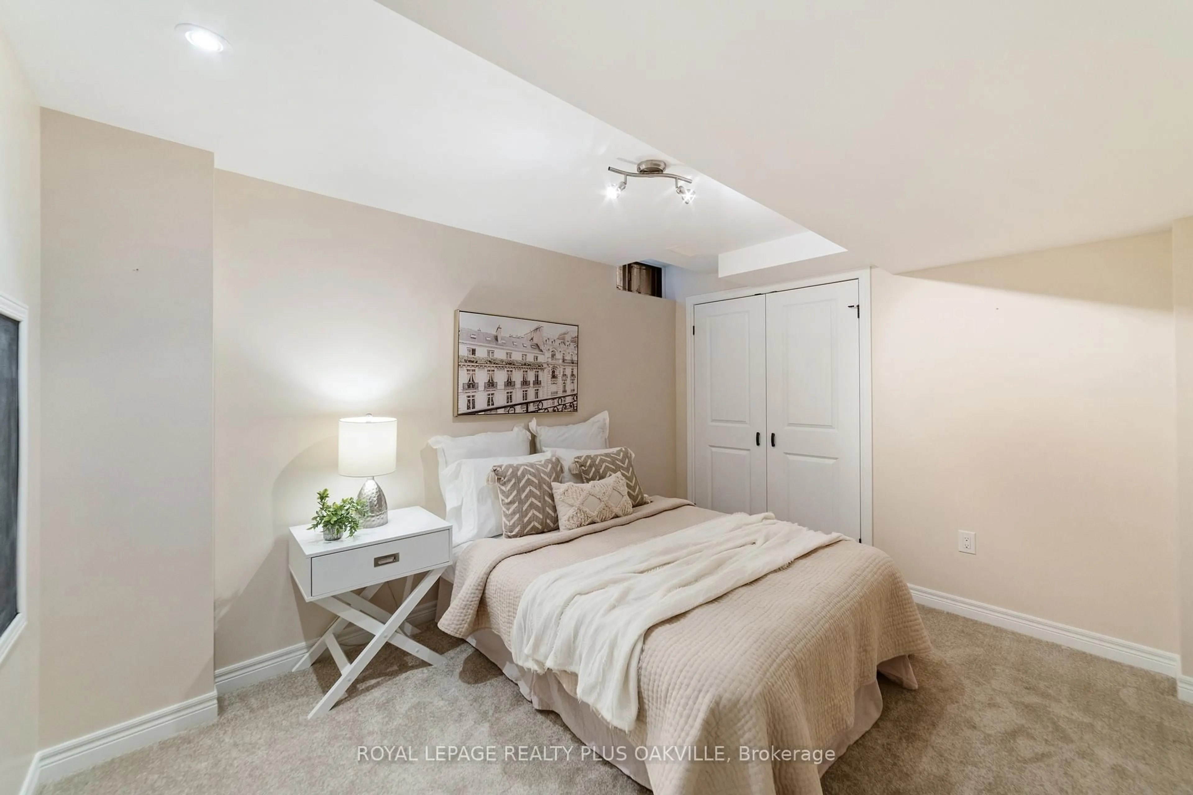 Bedroom with bed, unknown for 42 Fellowes Cres, Hamilton Ontario L8B 0M3