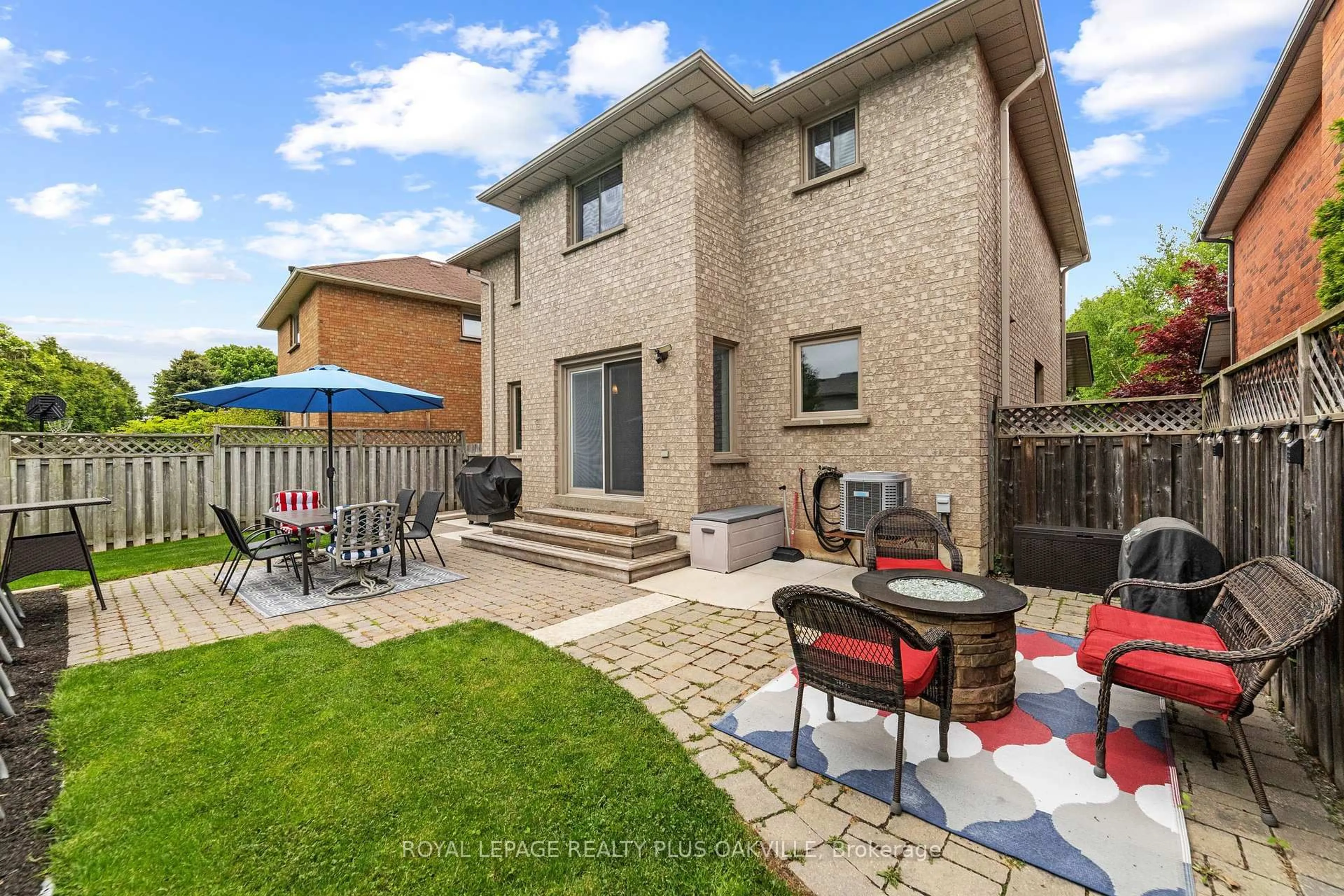 Patio, street for 42 Fellowes Cres, Hamilton Ontario L8B 0M3