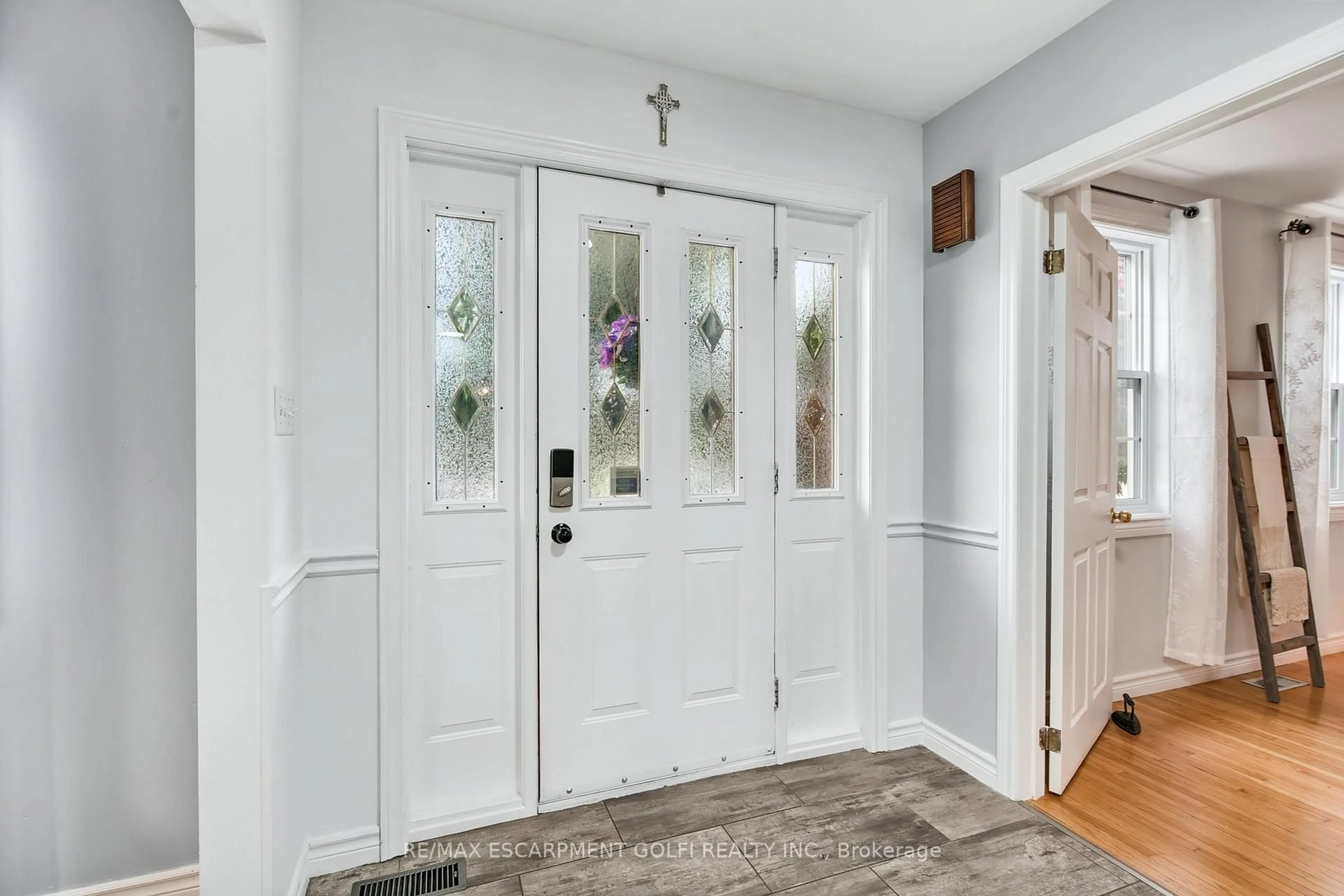 Indoor entryway for 173 Green Pointe Dr, Welland Ontario L3C 6Y8