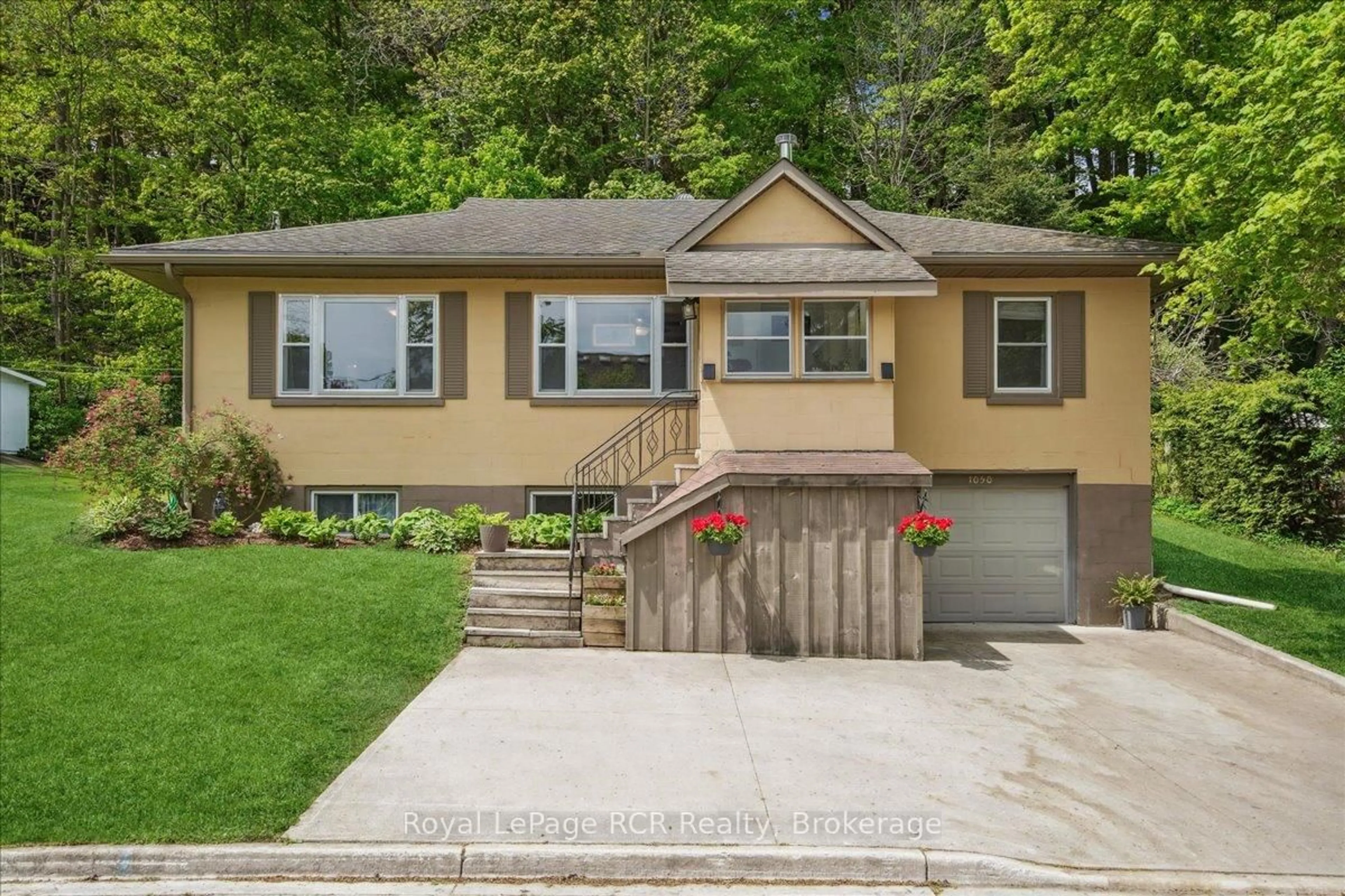Home with vinyl exterior material, street for 1050 4th A Ave, Owen Sound Ontario N4K 5A1