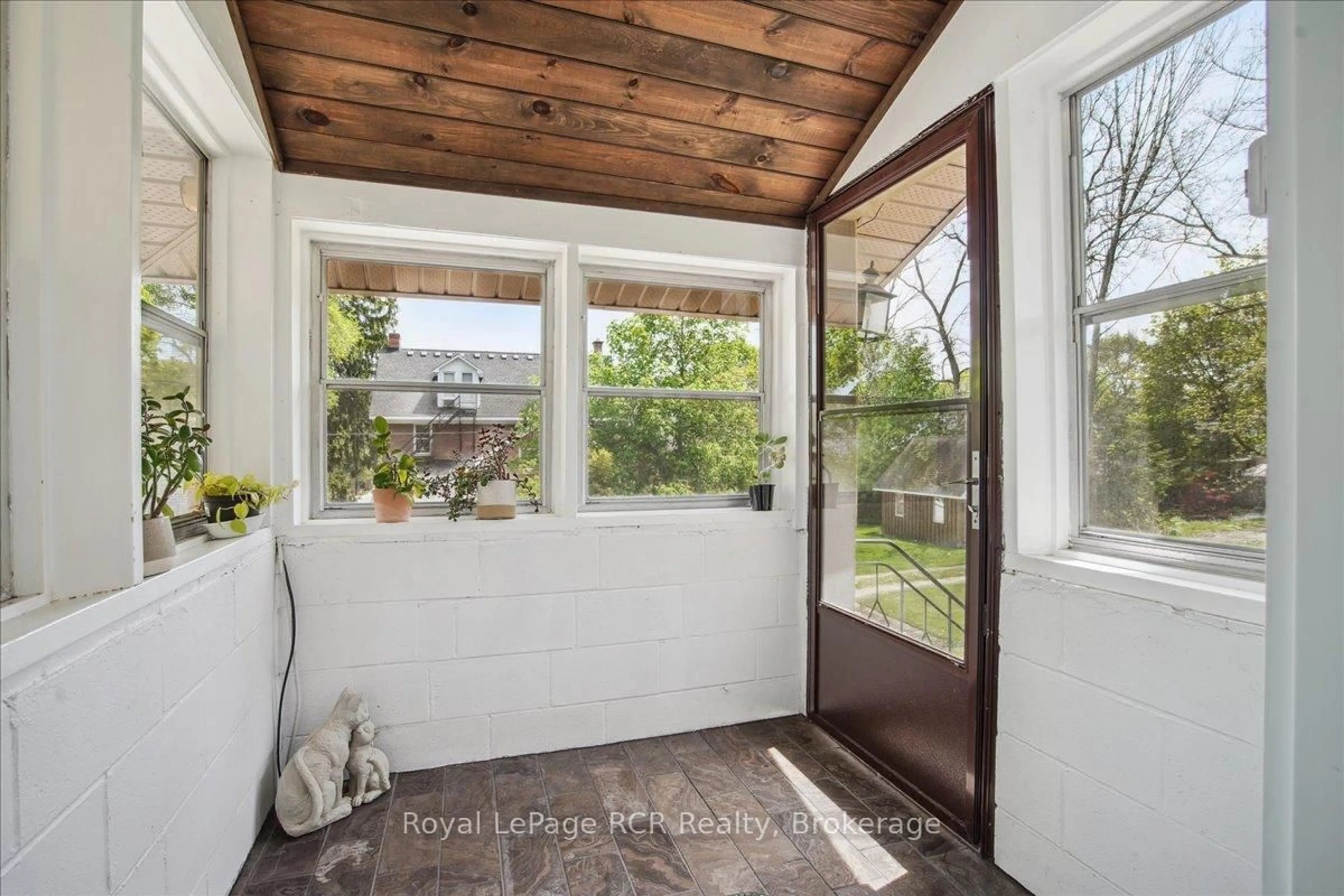 Indoor entryway for 1050 4th A Ave, Owen Sound Ontario N4K 5A1