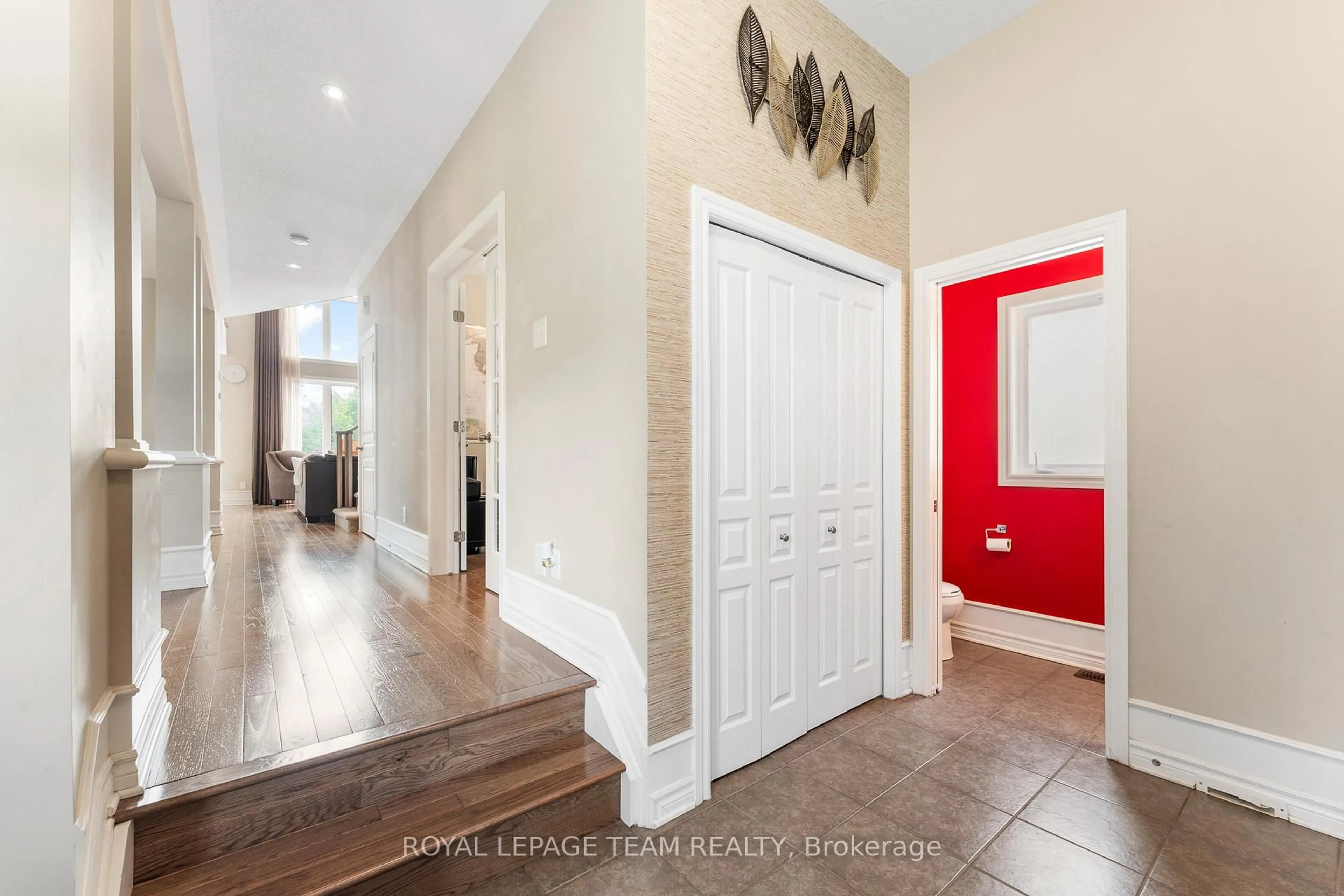 Indoor entryway for 316 Sugar Pine Cres, Kanata Ontario K2M 0B1