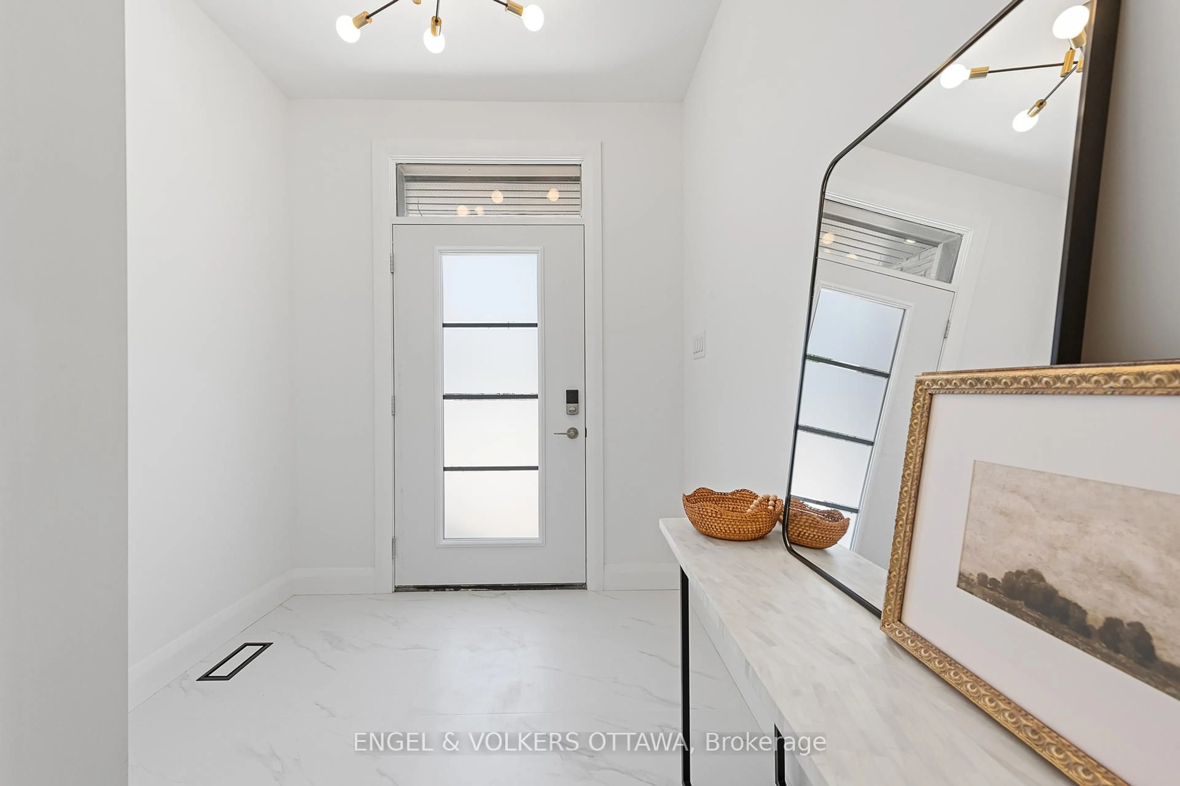 Indoor entryway for 489 Highcroft Ave, Ottawa Ontario K1Z 5J3