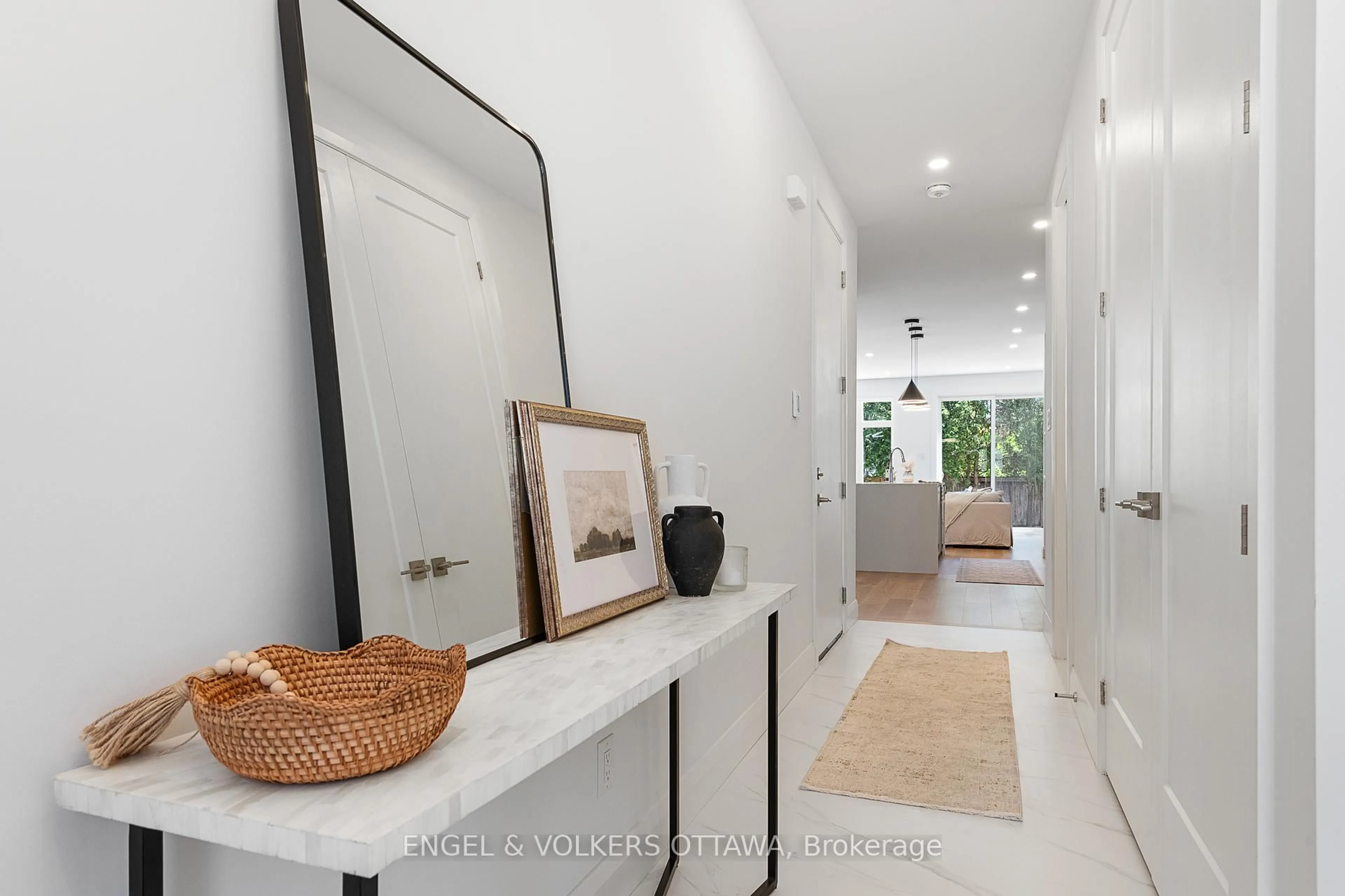 Indoor entryway for 489 Highcroft Ave, Ottawa Ontario K1Z 5J3