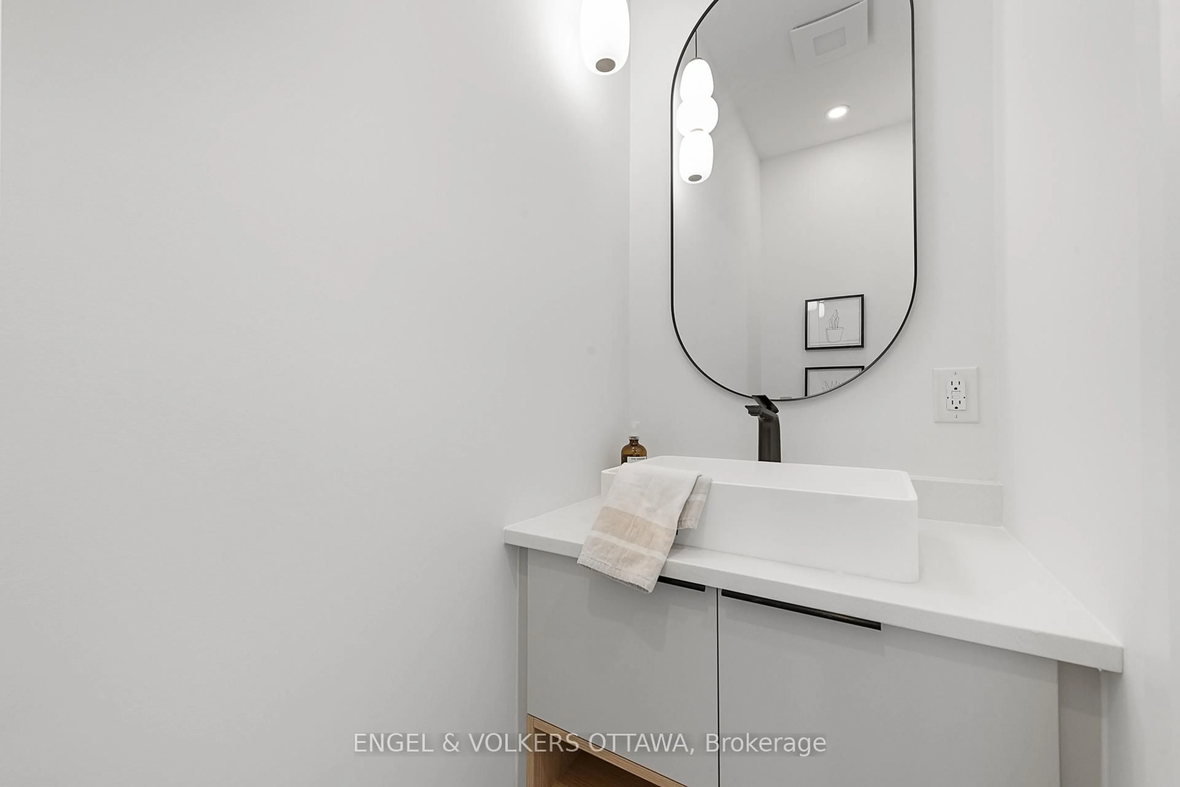 Standard bathroom, ceramic/tile floor for 489 Highcroft Ave, Ottawa Ontario K1Z 5J3