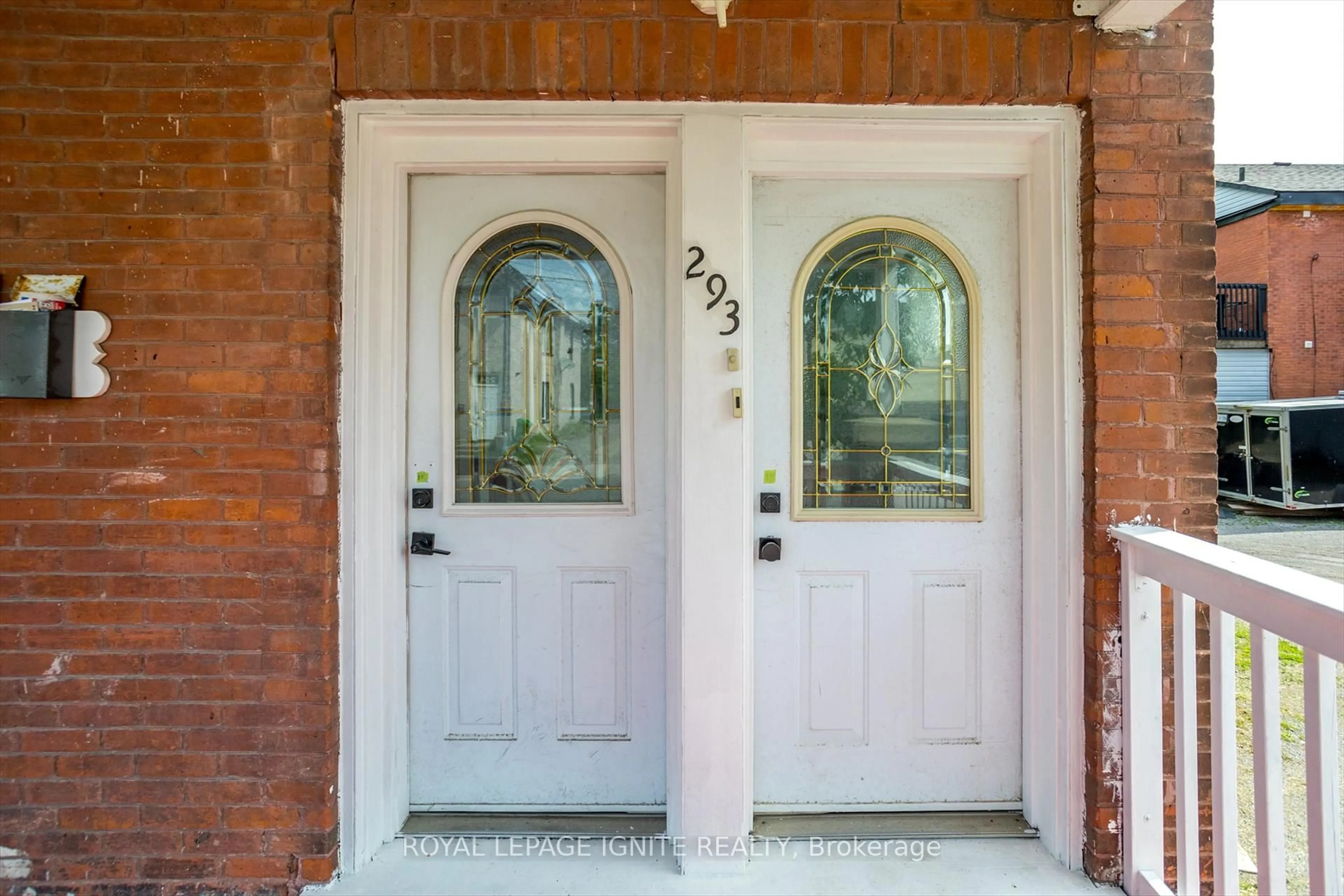 Indoor entryway for 293 Dalhousie St, Peterborough Central Ontario K9J 2M6