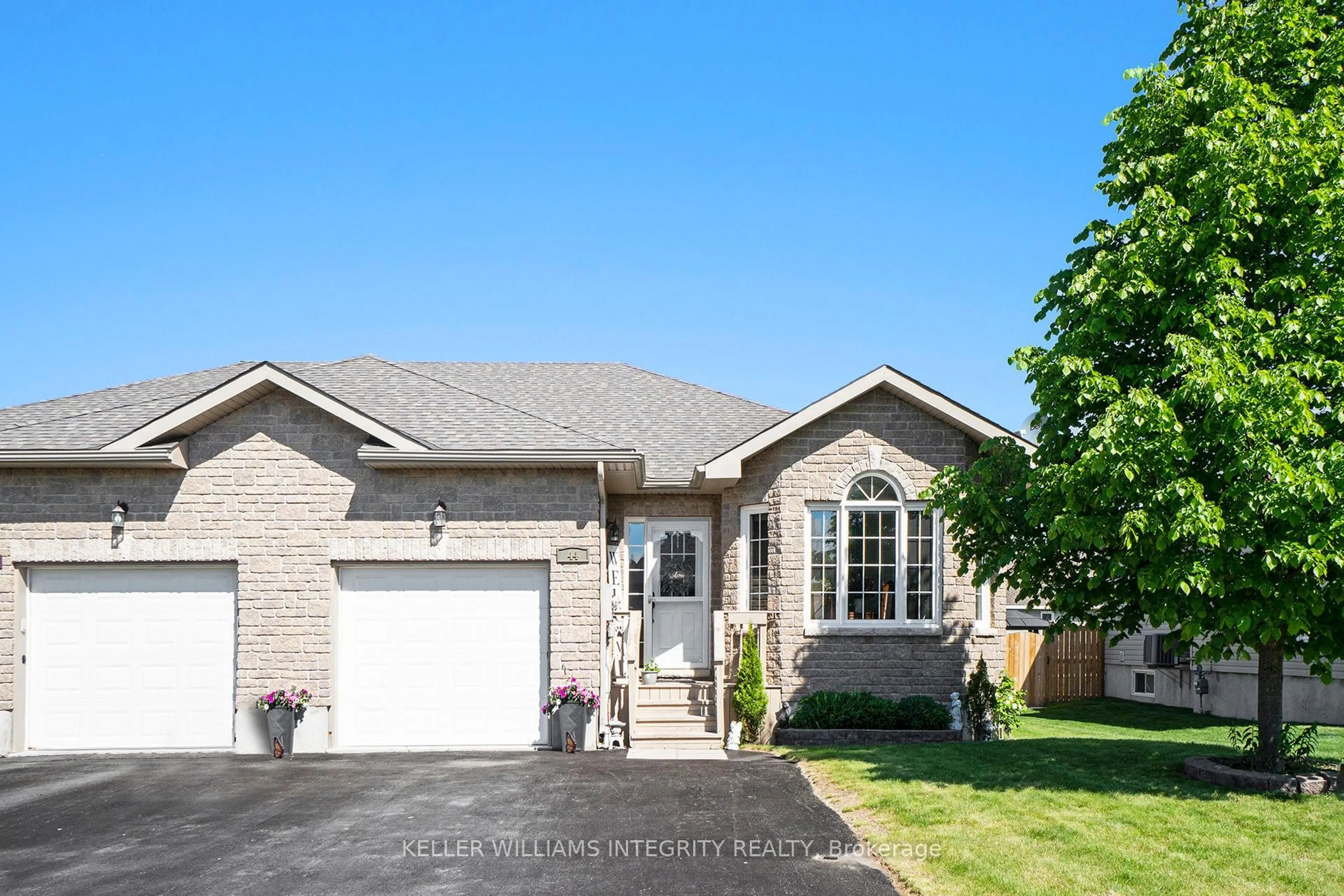 Home with brick exterior material, street for 44 Lee Ave, Smiths Falls Ontario K7A 0A2