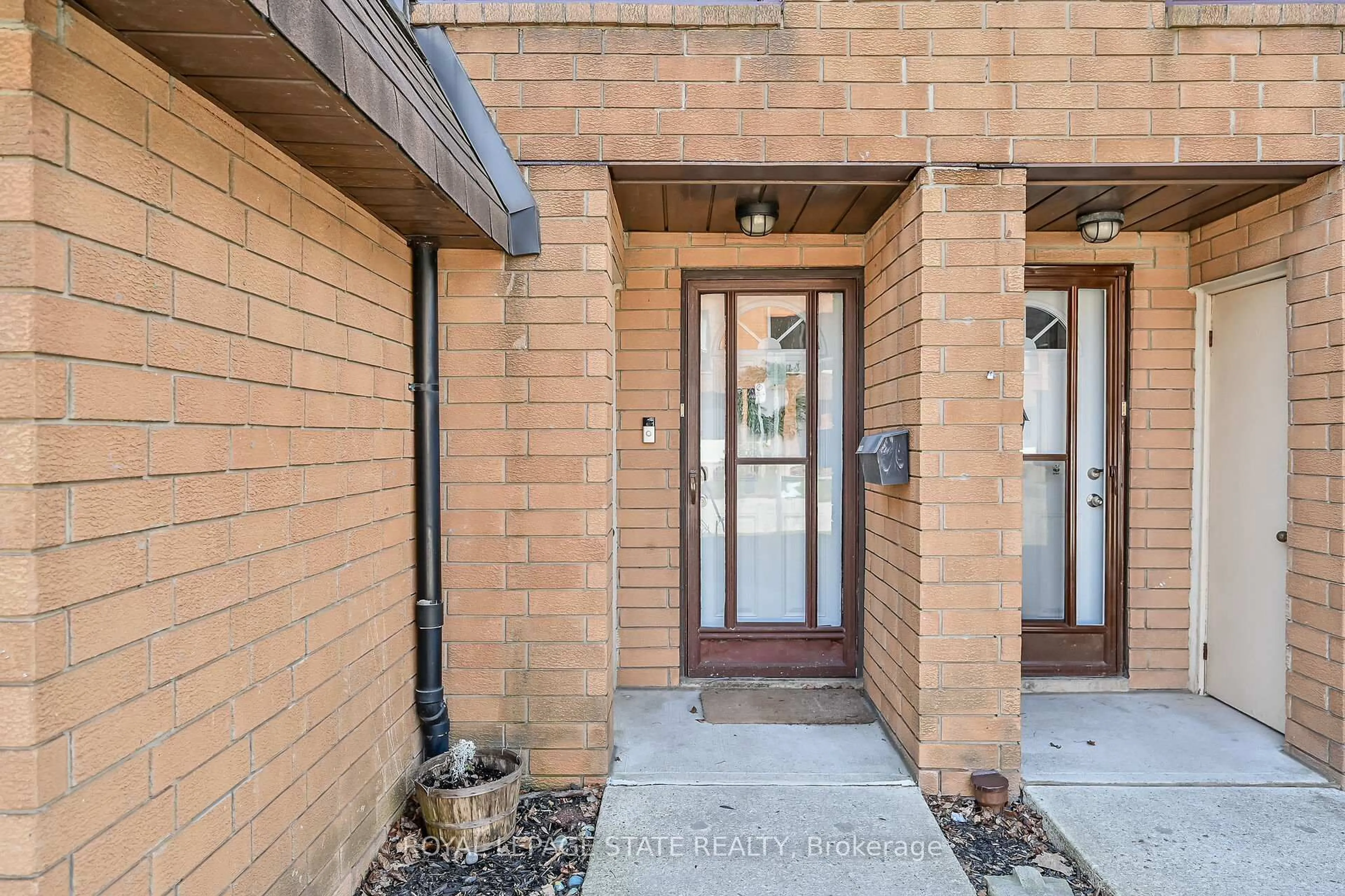 Indoor entryway for 444 Stone Church Rd #T3, Hamilton Ontario L9B 1R1