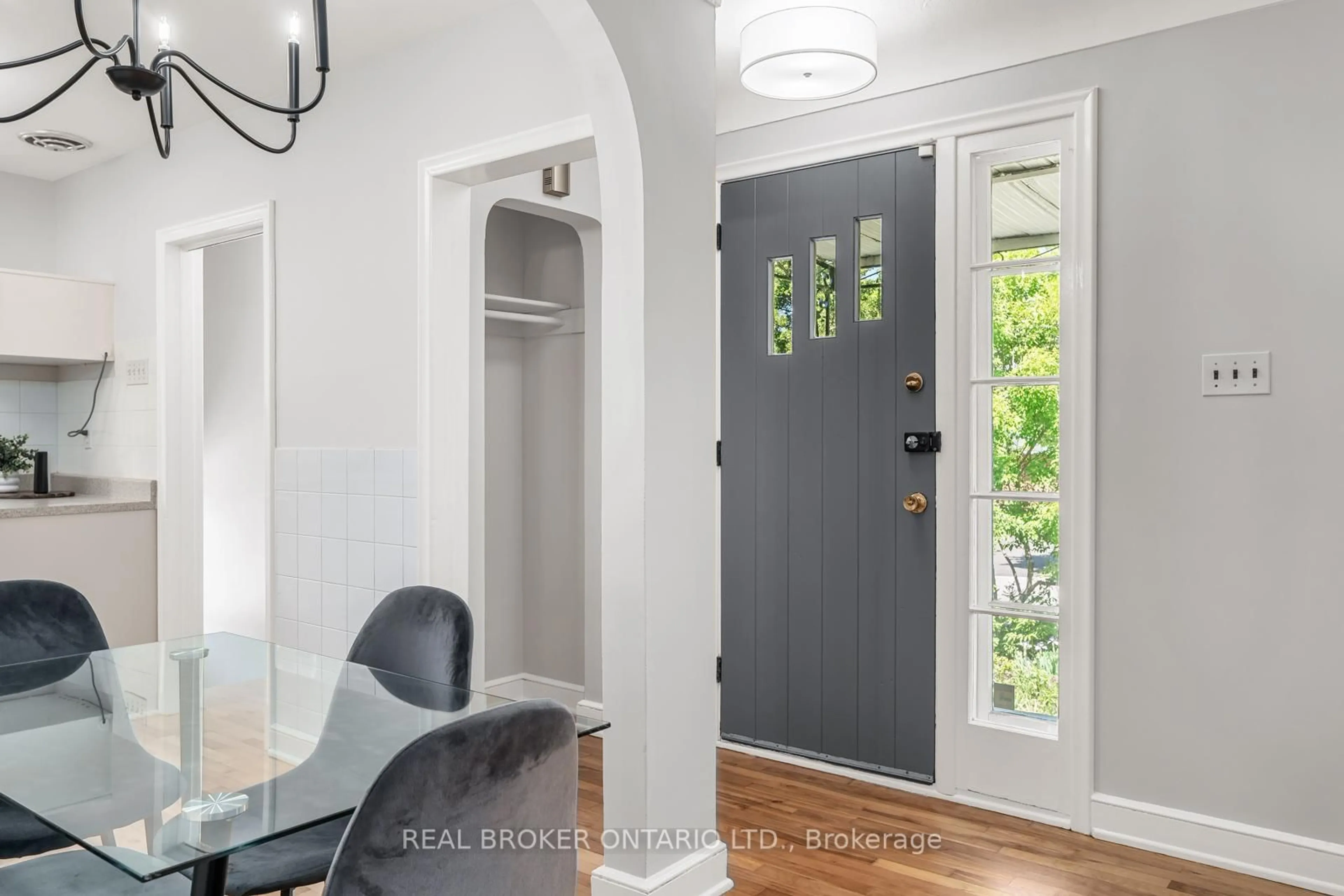 Indoor entryway for 174 Dahlia Ave, Ottawa Ontario K1H 6G2