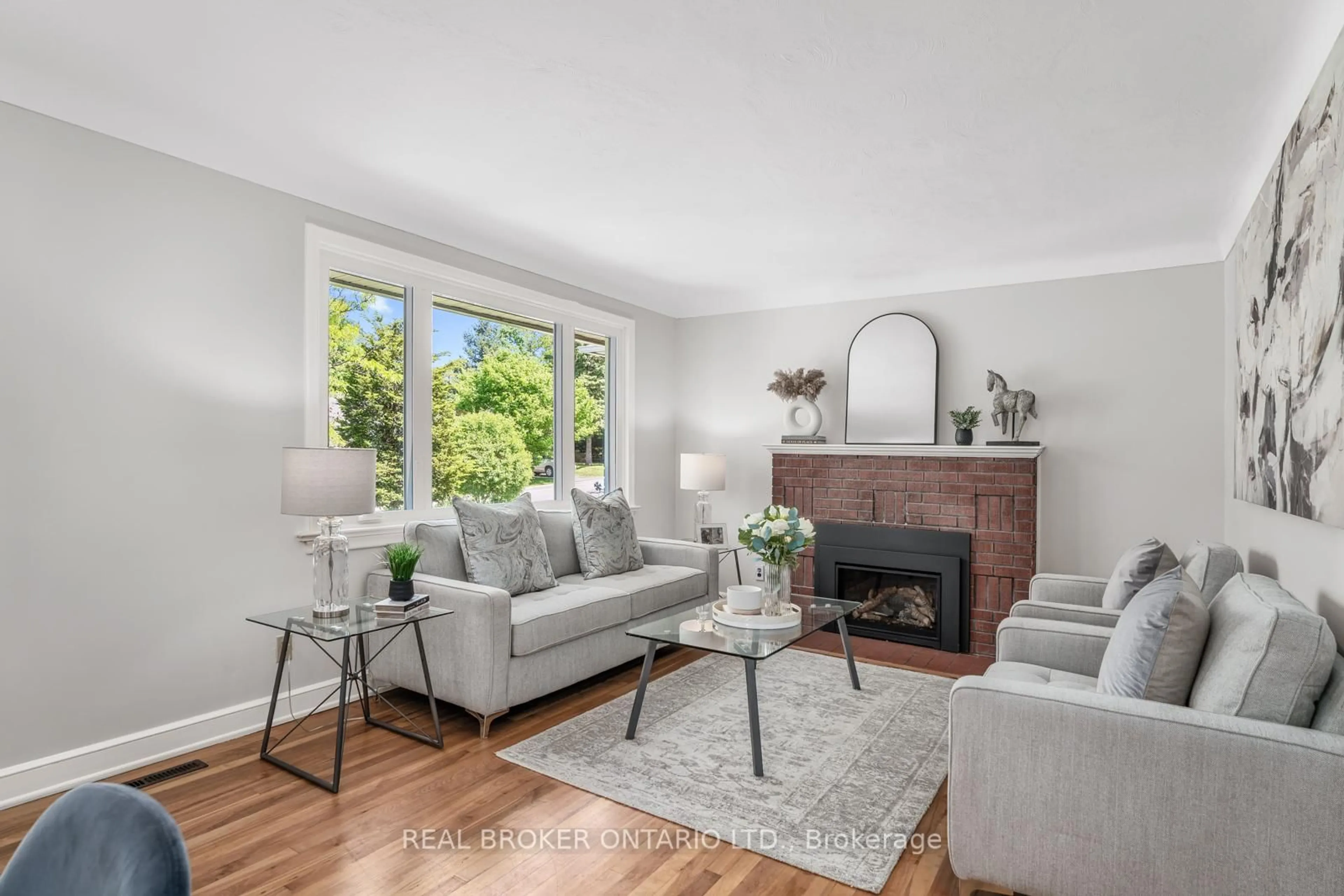 Living room with furniture, unknown for 174 Dahlia Ave, Ottawa Ontario K1H 6G2