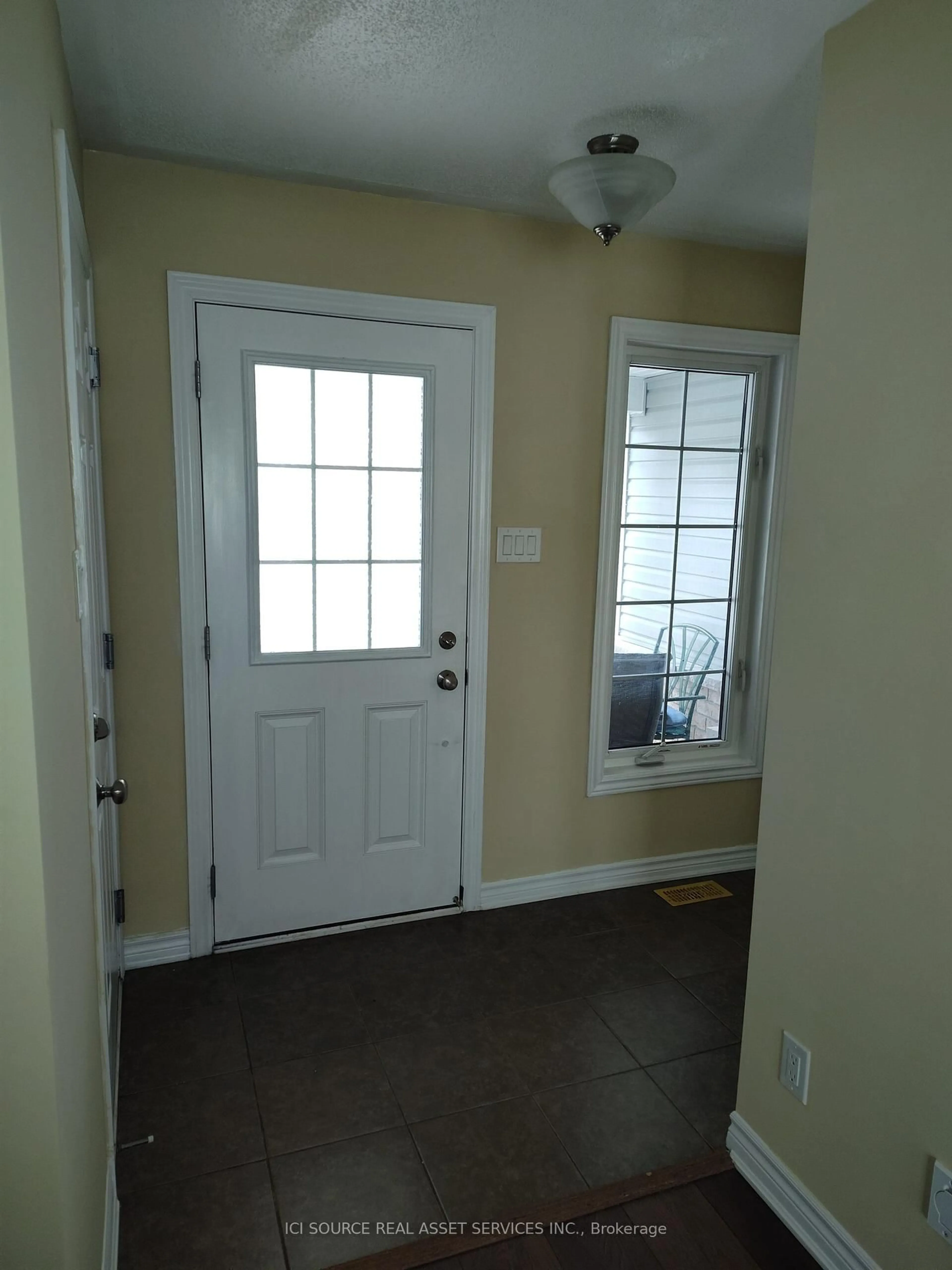 Indoor entryway for 202 Conifer Creek Circ, Ottawa Ontario K2M 0M2