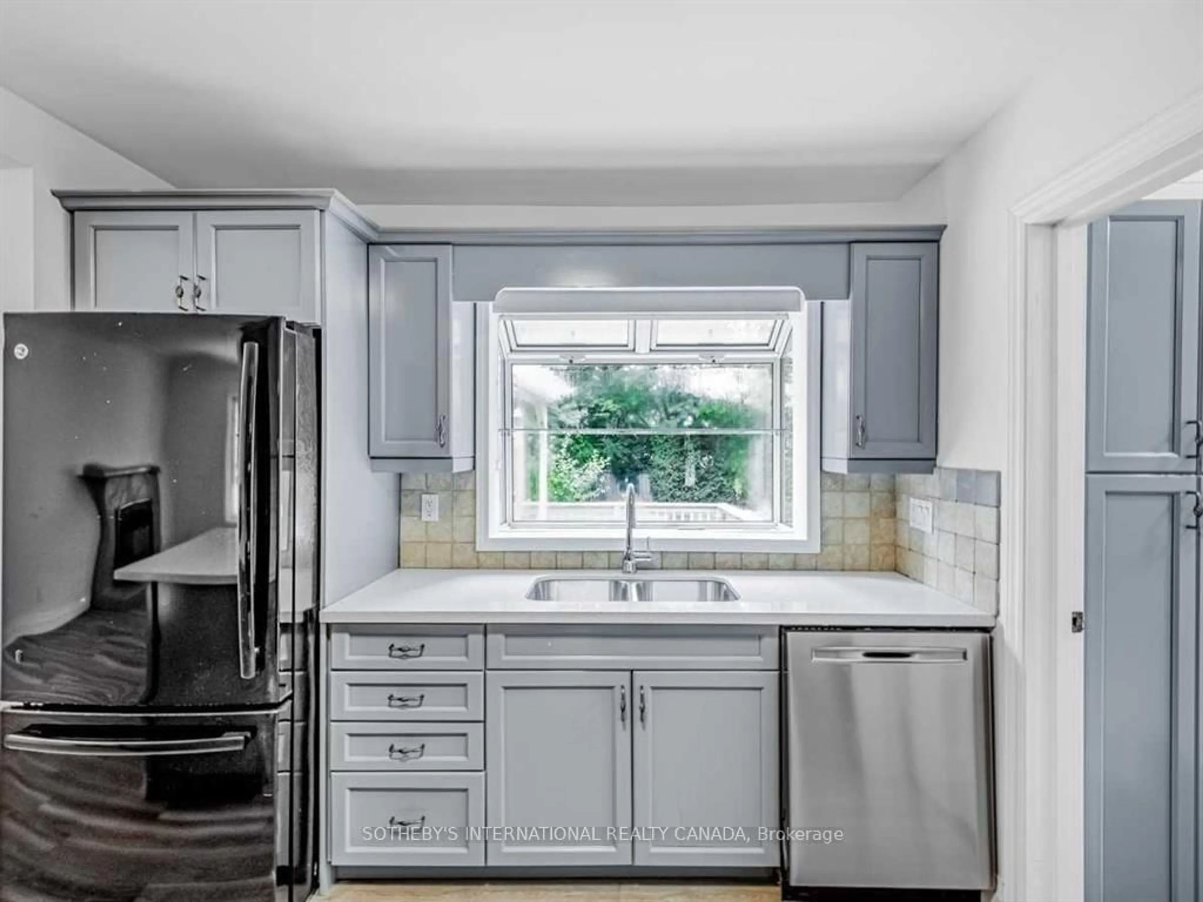 Standard kitchen, ceramic/tile floor for 15 Miller Dr, Hamilton Ontario L9H 2H9