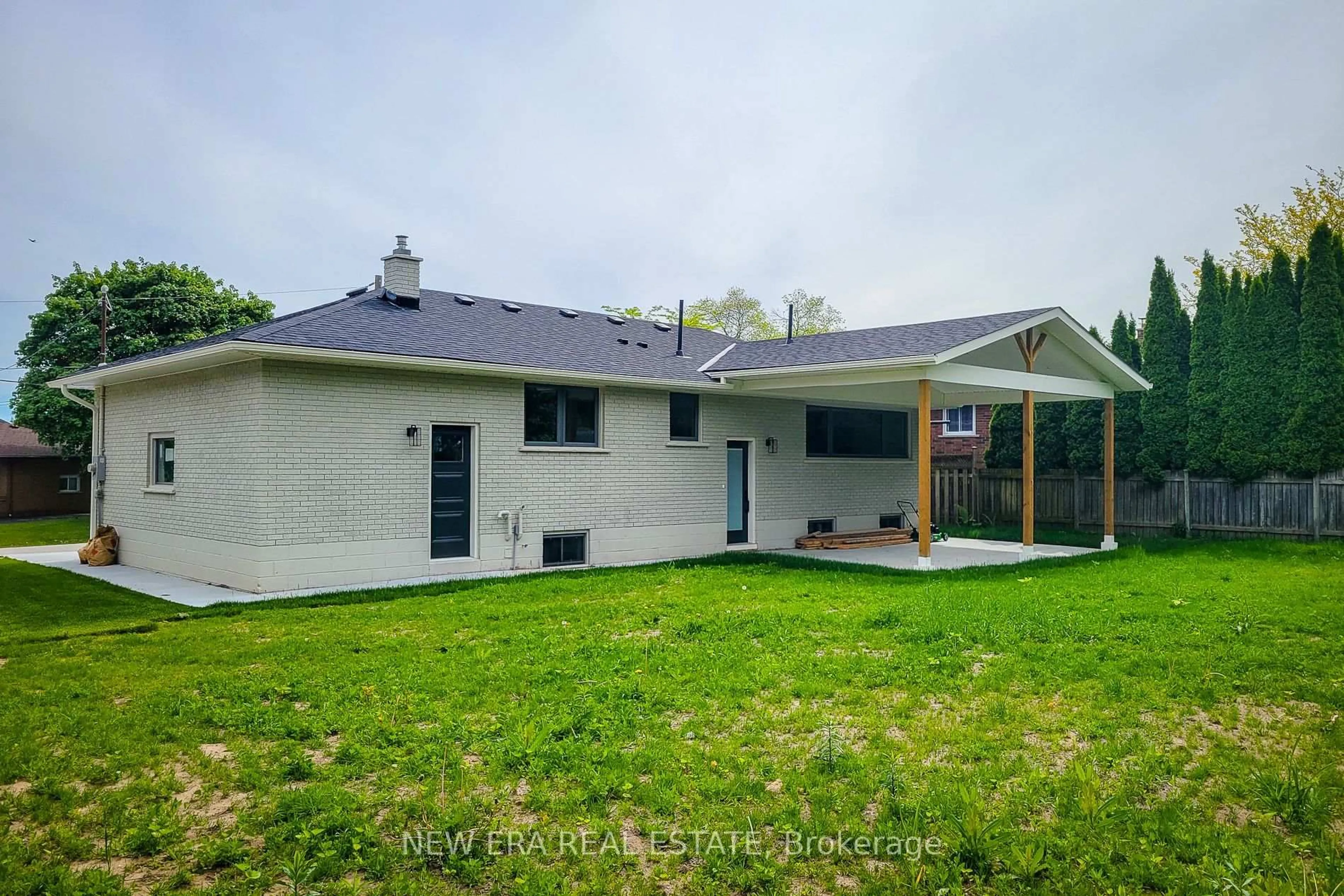 A pic from outside/outdoor area/front of a property/back of a property/a pic from drone, unknown for 26 George St, Grimsby Ontario L3M 3Y6