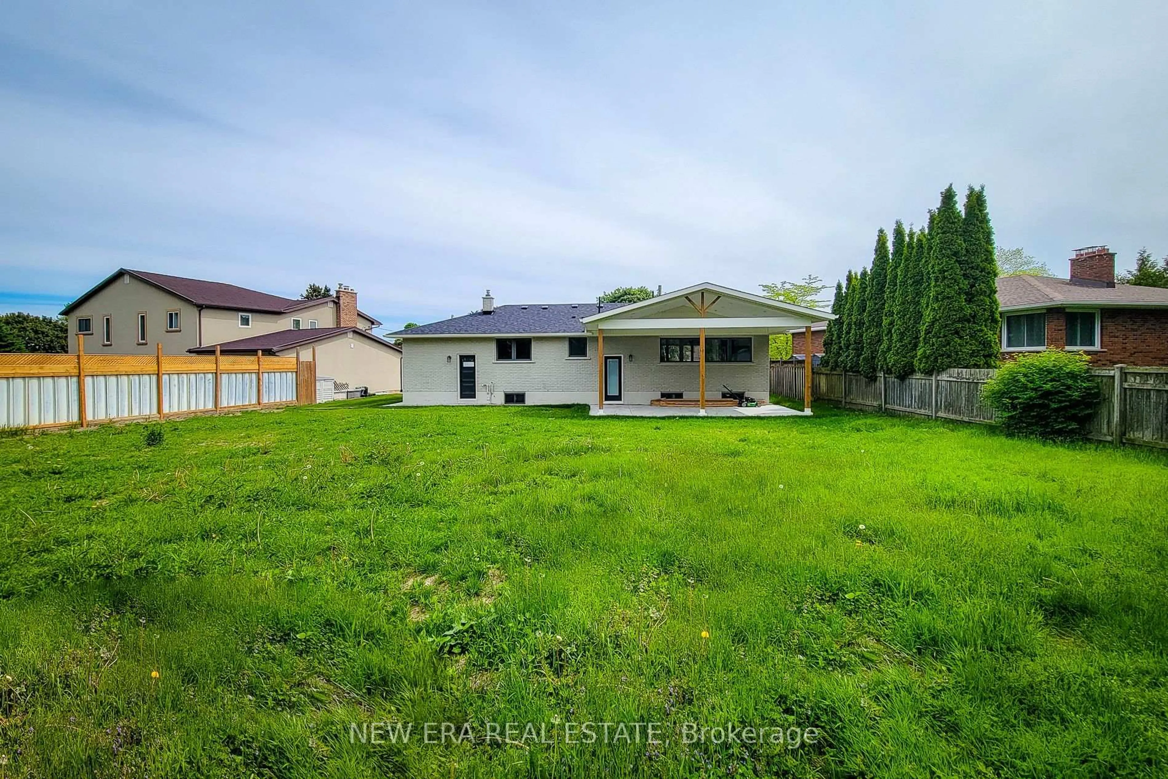 A pic from outside/outdoor area/front of a property/back of a property/a pic from drone, street for 26 George St, Grimsby Ontario L3M 3Y6