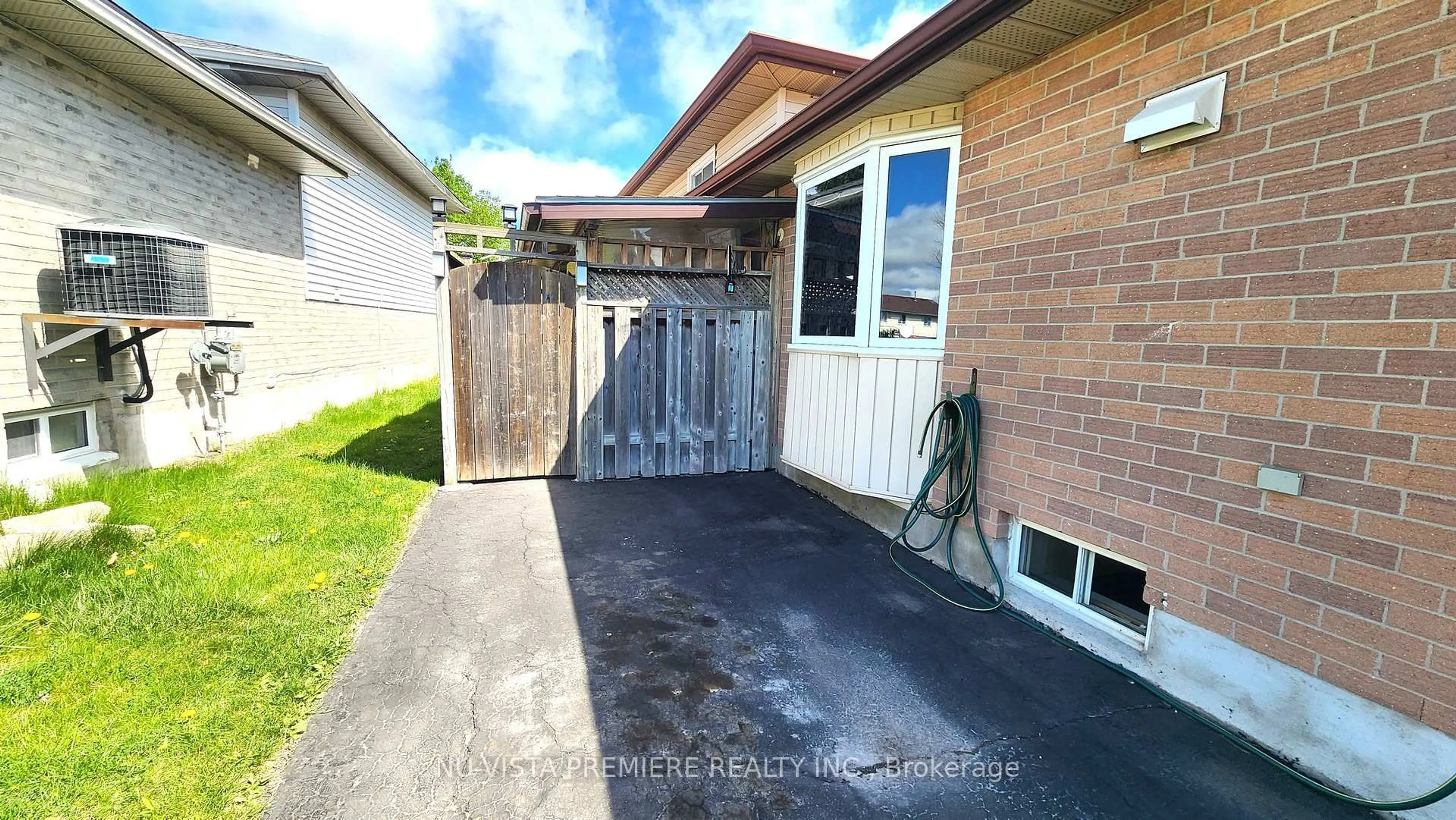 Unknown for 942 Chippewa Dr, London East Ontario N5V 4G8