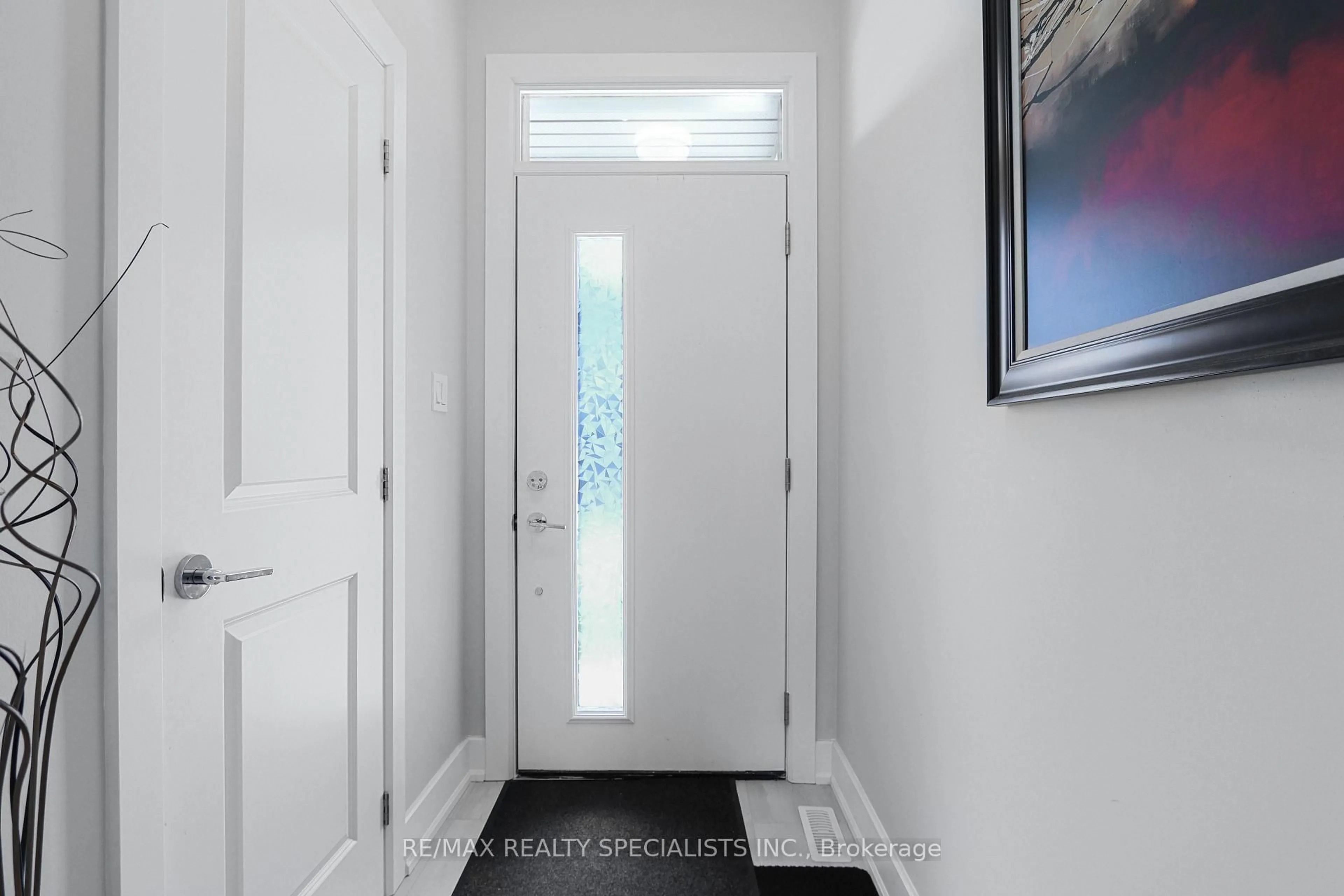 Indoor entryway for 601 LIONS Dr #84, Strathroy-Caradoc Ontario N0L 1W0