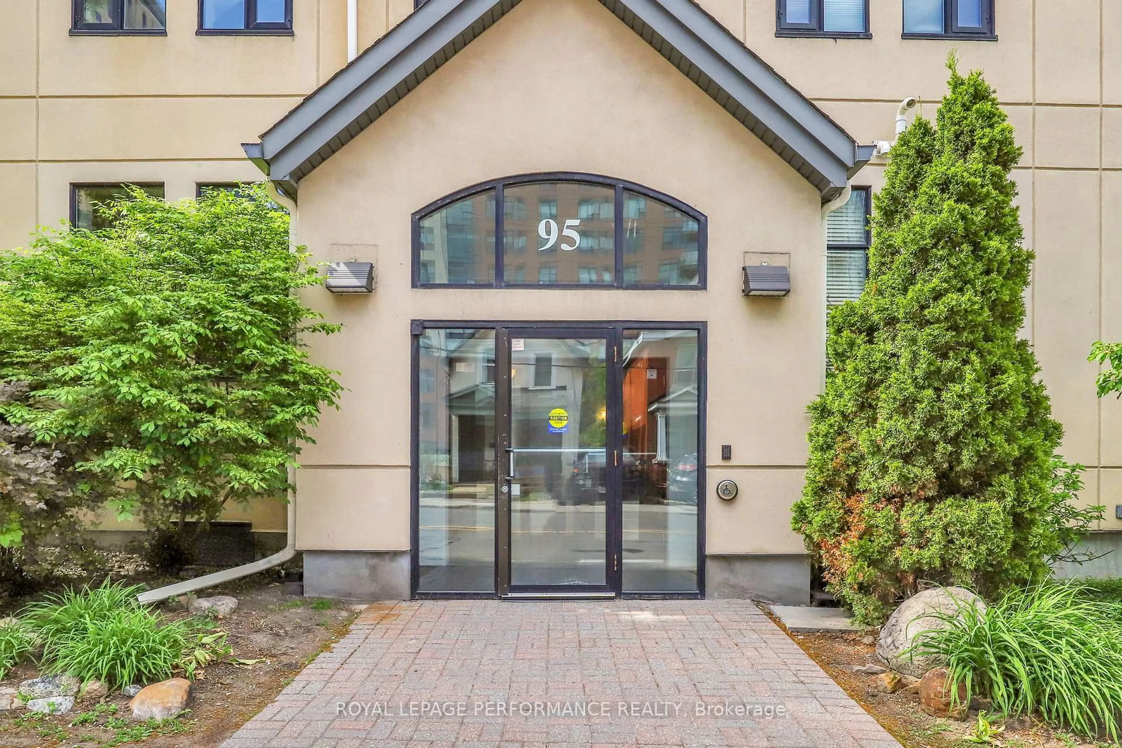 Indoor foyer for 95 Beech St #108, Ottawa Ontario K1S 3J7