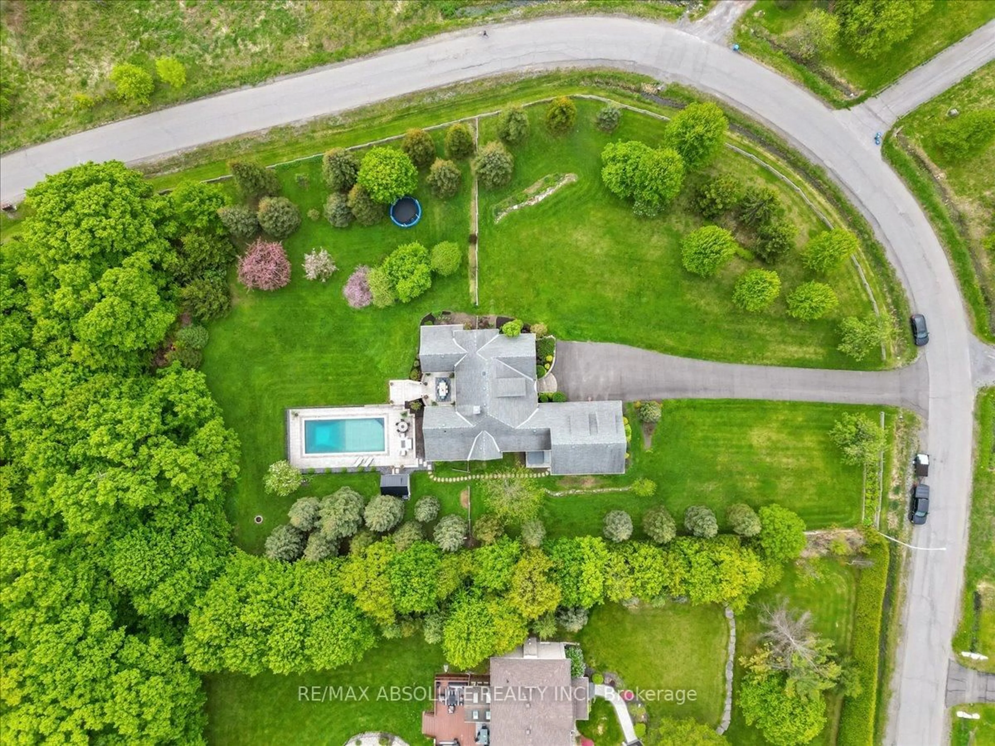 A pic from outside/outdoor area/front of a property/back of a property/a pic from drone, street for 1832 Rocklane Dr, Kanata Ontario K2W 1B5