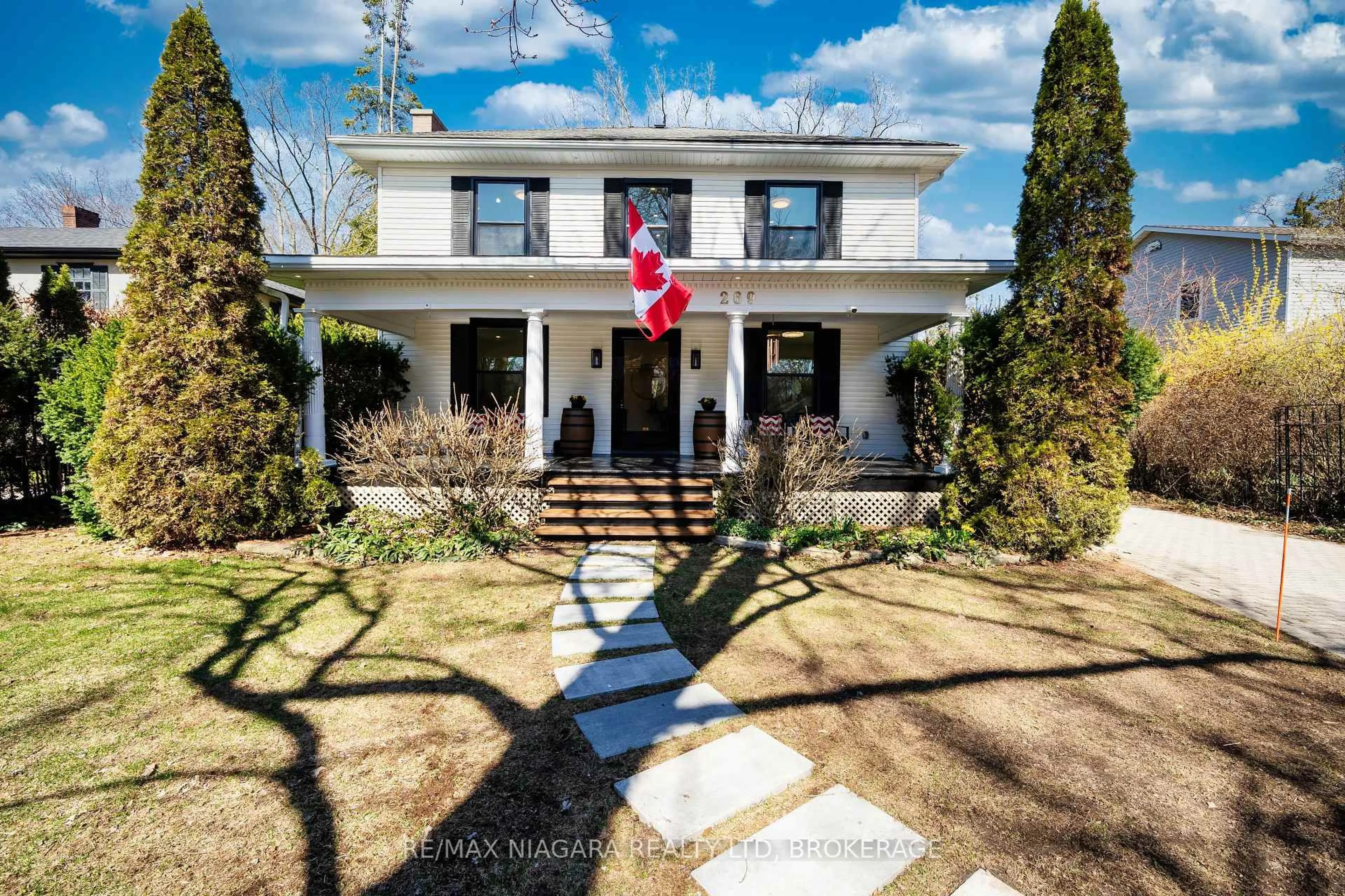 A pic from outside/outdoor area/front of a property/back of a property/a pic from drone, street for 269 KING St, Niagara-on-the-Lake Ontario L0S 1J0