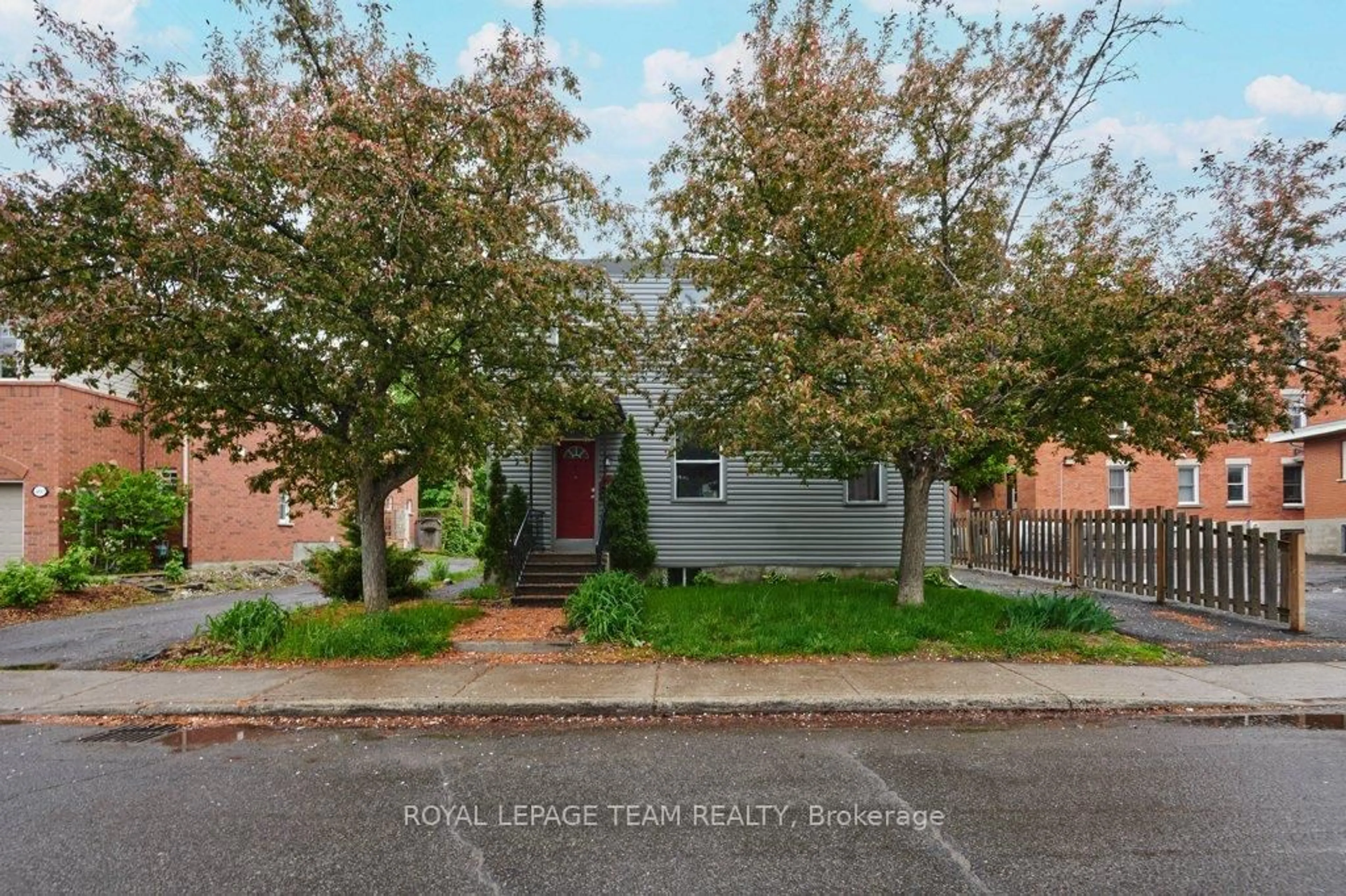 A pic from outside/outdoor area/front of a property/back of a property/a pic from drone, street for 62 Laurel St, Ottawa Ontario K1Y 3E2